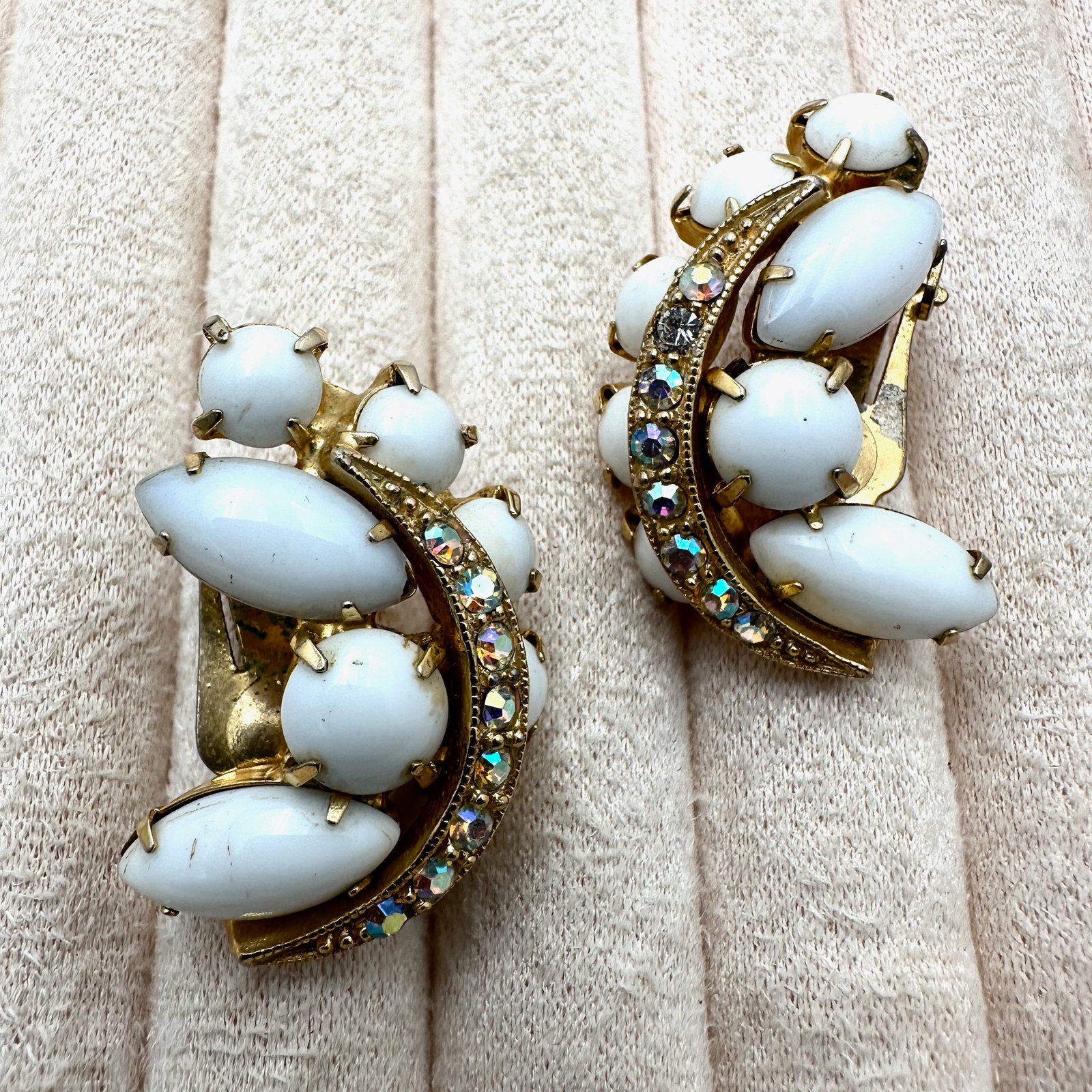 Vintage White Milk Glass Aurora Borealis Gold Tone Clip Earrings 1.5 Inch (1 of 2)