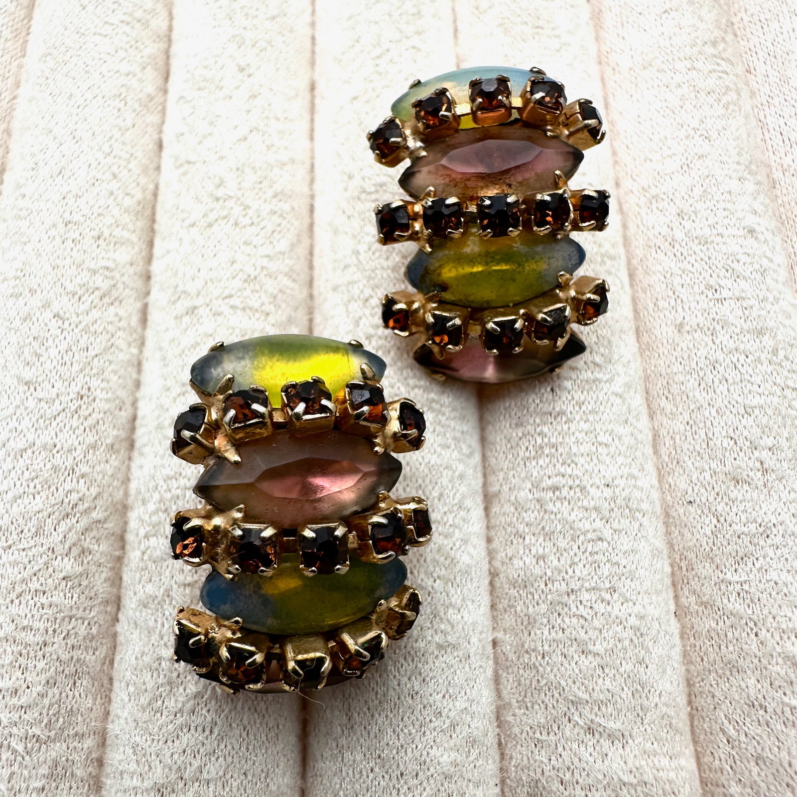 Vintage Pastel Glass Rhinestone Gold Tone Clip Earrings 1.25 Inch: Vintage Pastel Glass Rhinestone Gold Tone Clip Earrings 1.25 Inch