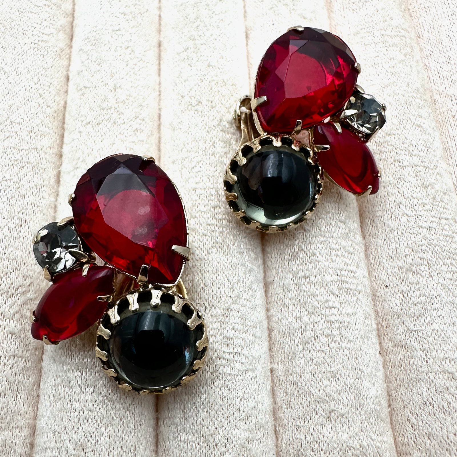 Vintage High End Unsigned Red Grey Glass Rhinestone Gold Tone Clip Earrings 1.25 Inch (1 of 2)