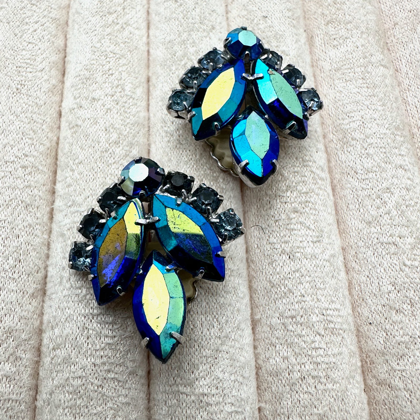 Vintage D&E for Sarah Coventry Blue Aurora Borealis Glass Rhinestone Gold Tone Clip Earrings 1.25 (1 of 2)