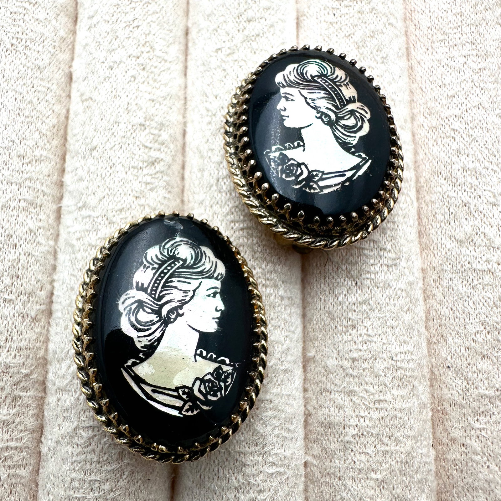 Vintage Whiting and Davis Pearl Cameo Gold Tone Clip Earrings 1.25 Inch: Vintage Whiting and Davis Pearl Cameo Gold Tone Clip Earrings 1.25 Inch