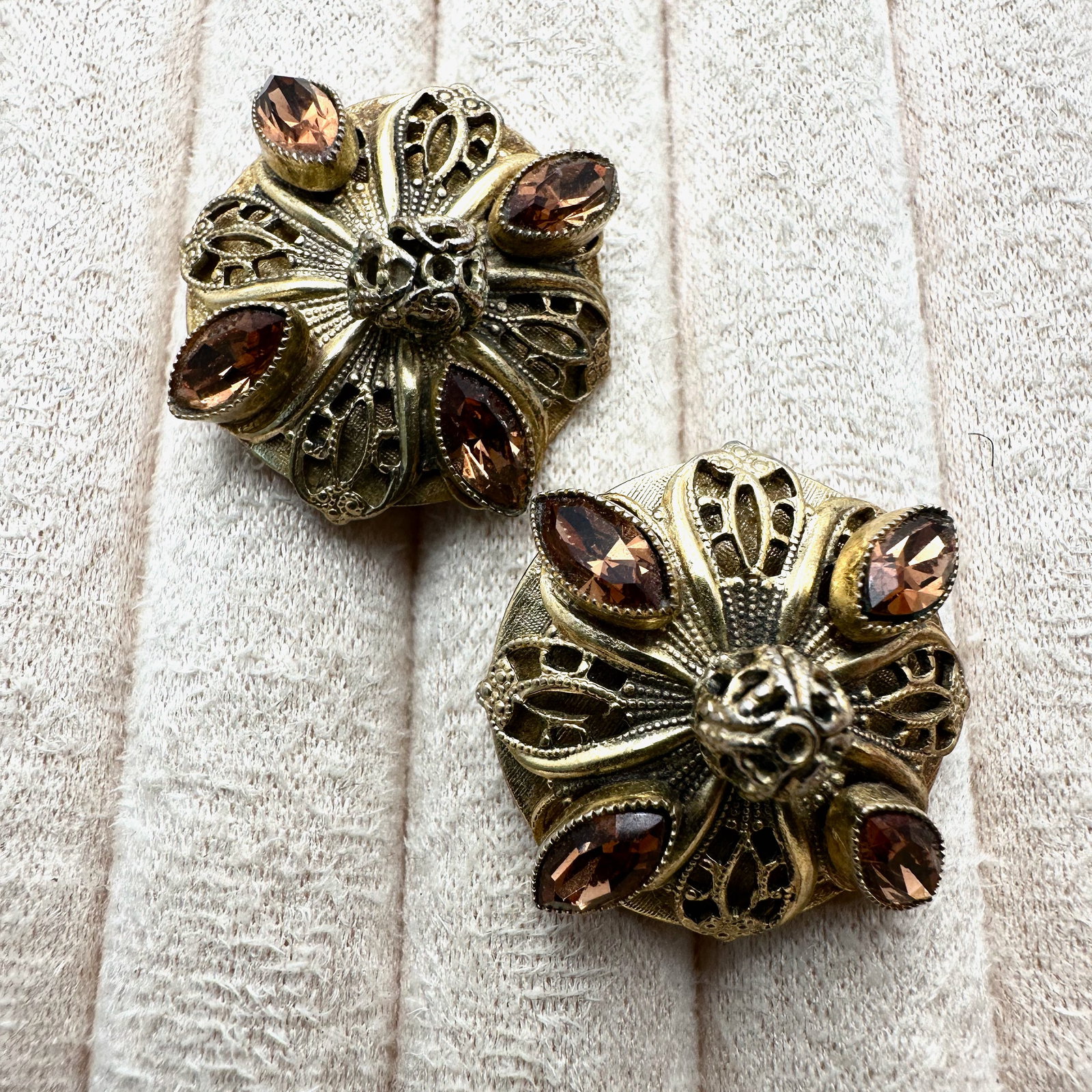 Vintage Whiting and Davis Amber Glass Rhinestone Gold Tone Filigree Clip Earrings 1.5 Inch: Vintage Whiting and Davis Amber Glass Rhinestone Gold Tone Filigree Clip Earrings 1.5 Inch