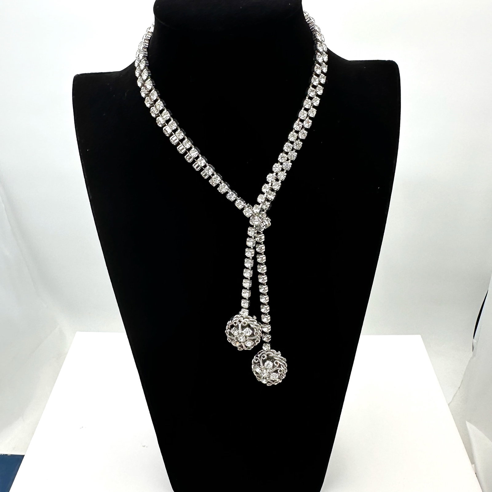 Vintage High End Unsigned Clear Glass Rhinestone Silver Tone Lariat Style Necklace 32 Inch Length: Vintage High End Unsigned Clear Glass Rhinestone Silver Tone Lariat Style Necklace 32 Inch Length Pristine Condition