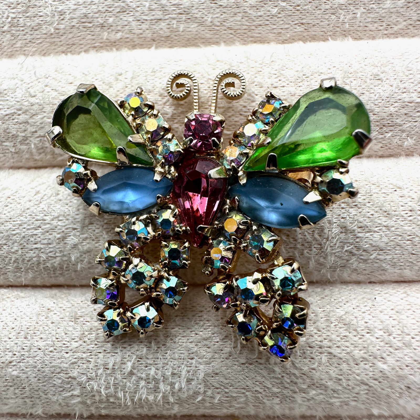 Vintage Unsigned Multicolor Pastel Glass Gold Tone Butterfly Brooch Pin 1.5 Inch: Vintage Unsigned Multicolor Pastel Glass Gold Tone Butterfly Brooch Pin 1.5 Inch
