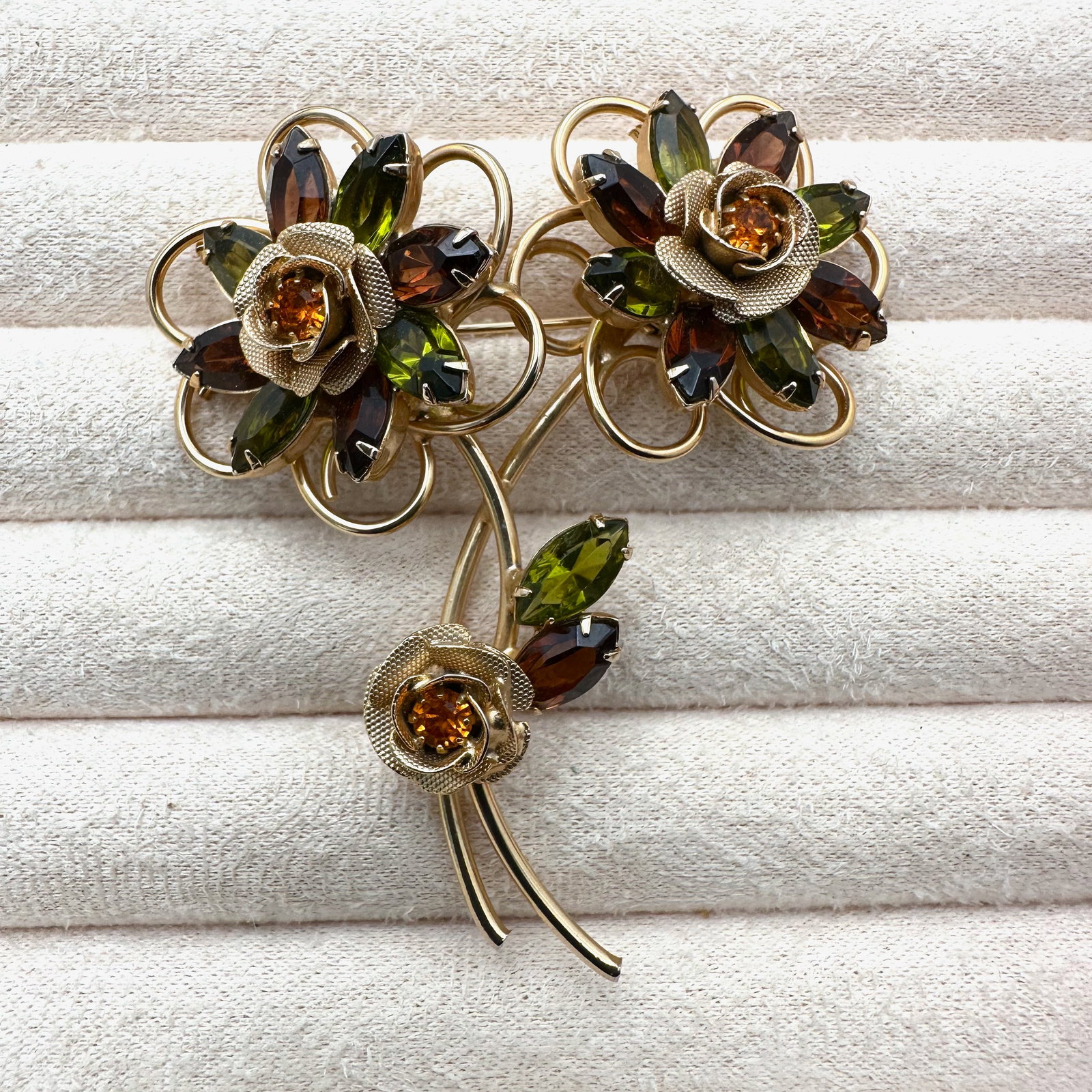 Vintage Amber Olive Green Glass Rhinestone Gold Tone Flower Brooch Pin 2.5 Inch: Vintage Amber Olive Green Glass Rhinestone Gold Tone Flower Brooch Pin 2.5 Inch