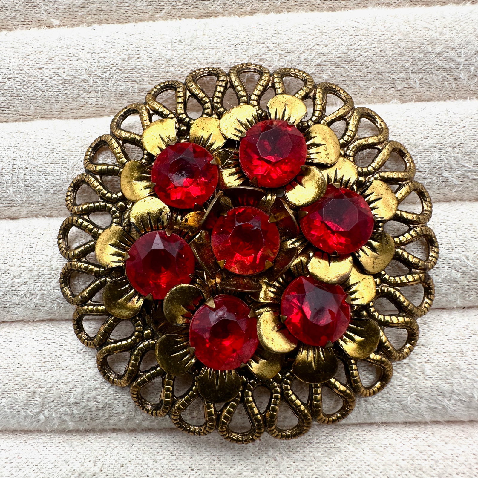 Vintage Red Glass Rhinestone Gold Tone Brooch Pin 2 Inch (1 of 2)