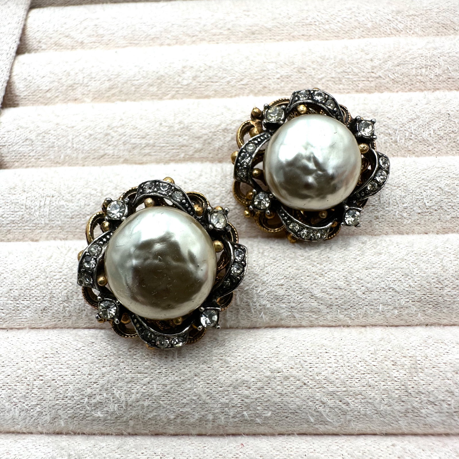 Vintage ART Arthur Pepper Baroque Faux Pearl Glass Rhinestone Gold Tone Clip Earrings 1.25 Inch: Vintage ART Arthur Pepper Baroque Faux Pearl Glass Rhinestone Gold Tone Clip Earrings 1.25 Inch