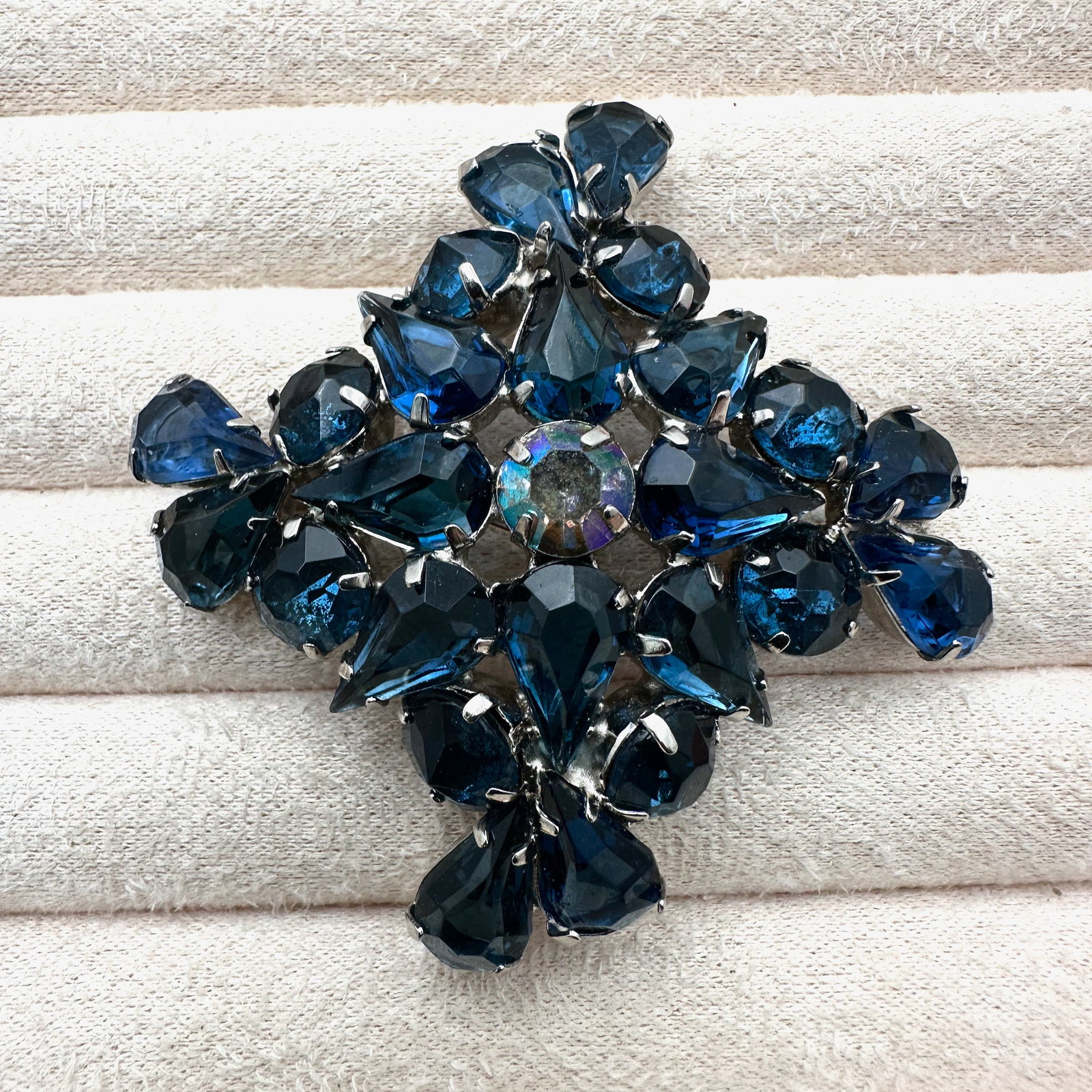 Vintage High End Blue Glass Rhinestone Silver Tone Brooch Pin 2.25 Inch: Vintage High End Blue Glass Rhinestone Silver Tone Brooch Pin 2.25 Inch