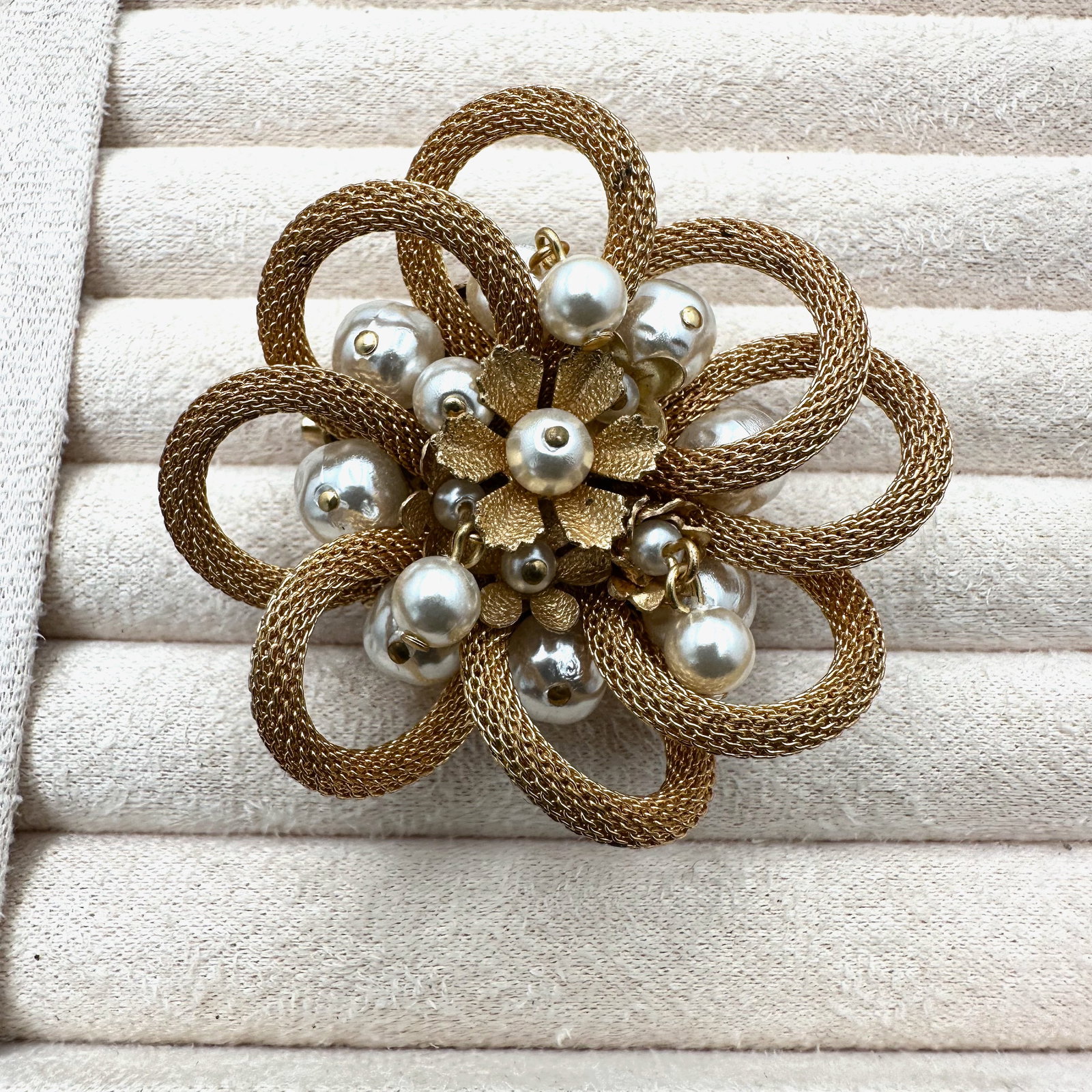 Vintage Faux Pearl Gold Tone Mesh Brooch pin 2.5 Inch: Vintage Faux Pearl Gold Tone Mesh Brooch pin 2.5 Inch