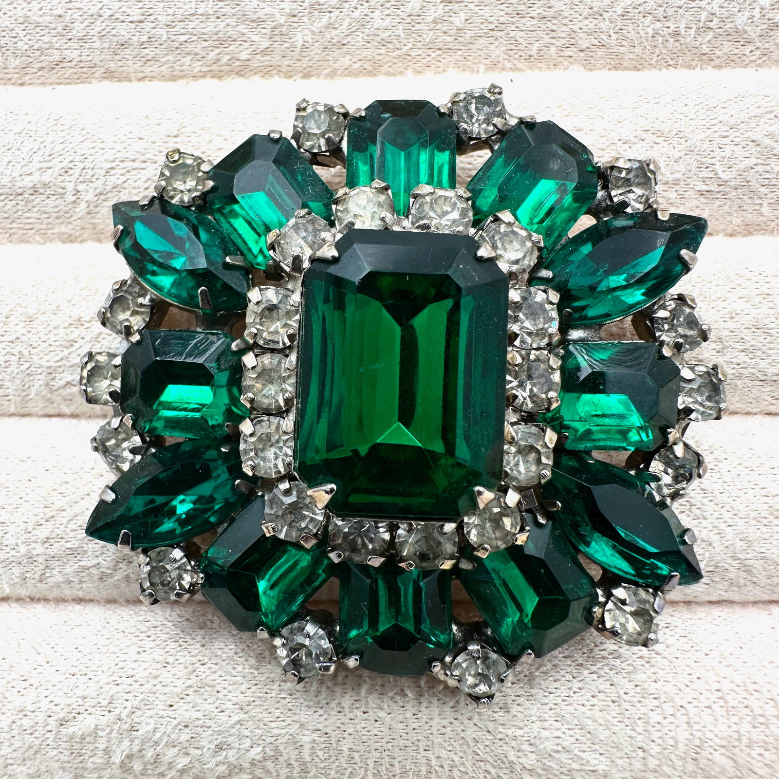 Vintage Emerald Green and Clear Glass Rhinestone Silver Tone Brooch Pin 2 Inch: Vintage Emerald Green and Clear Glass Rhinestone Silver Tone Brooch Pin 2 Inch