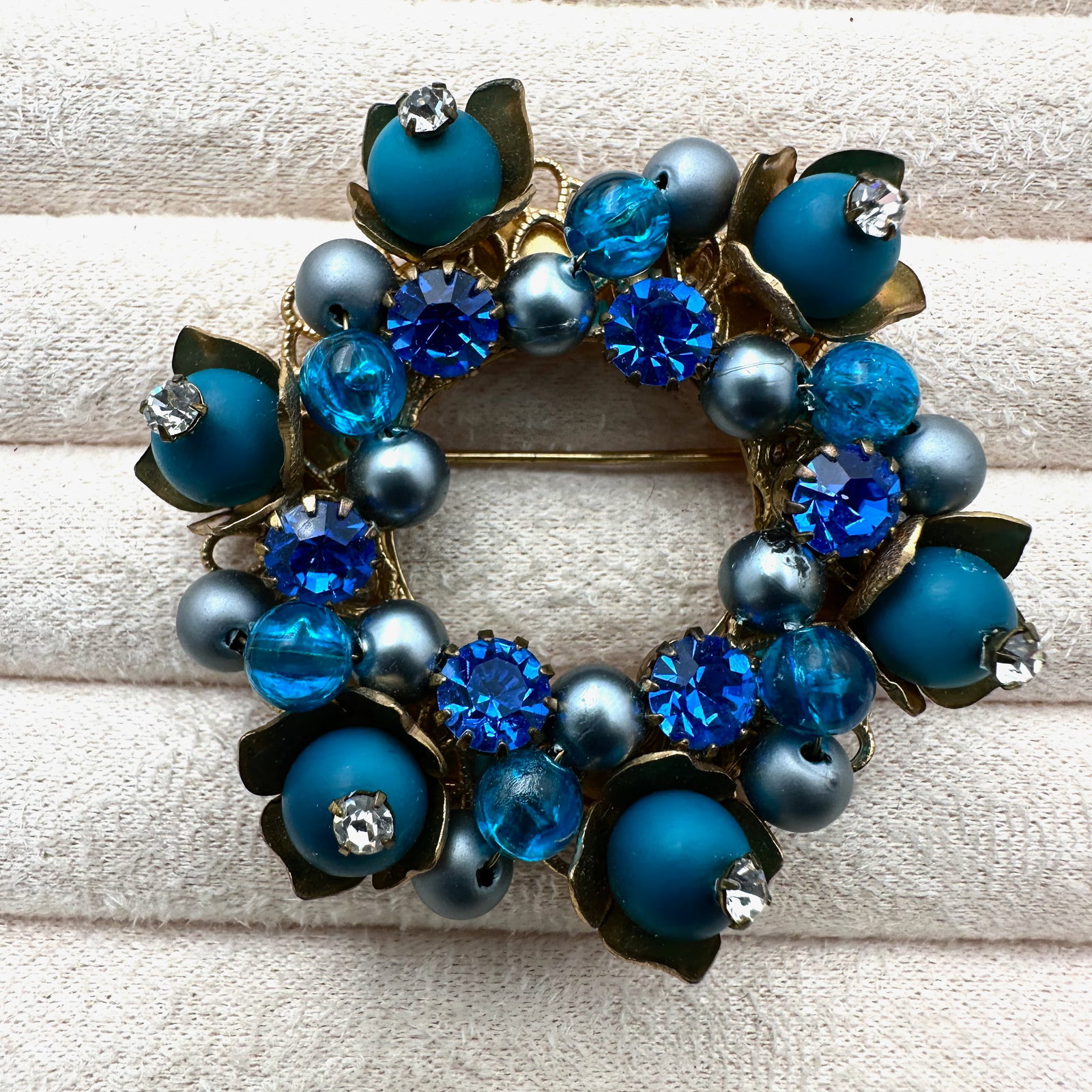 Vintage Blue Glass Rhinestone Faux Pearl Gold Tone Wreath Brooch Pin 2 Inch: Vintage Blue Glass Rhinestone Faux Pearl Gold Tone Wreath Brooch Pin 2 Inch