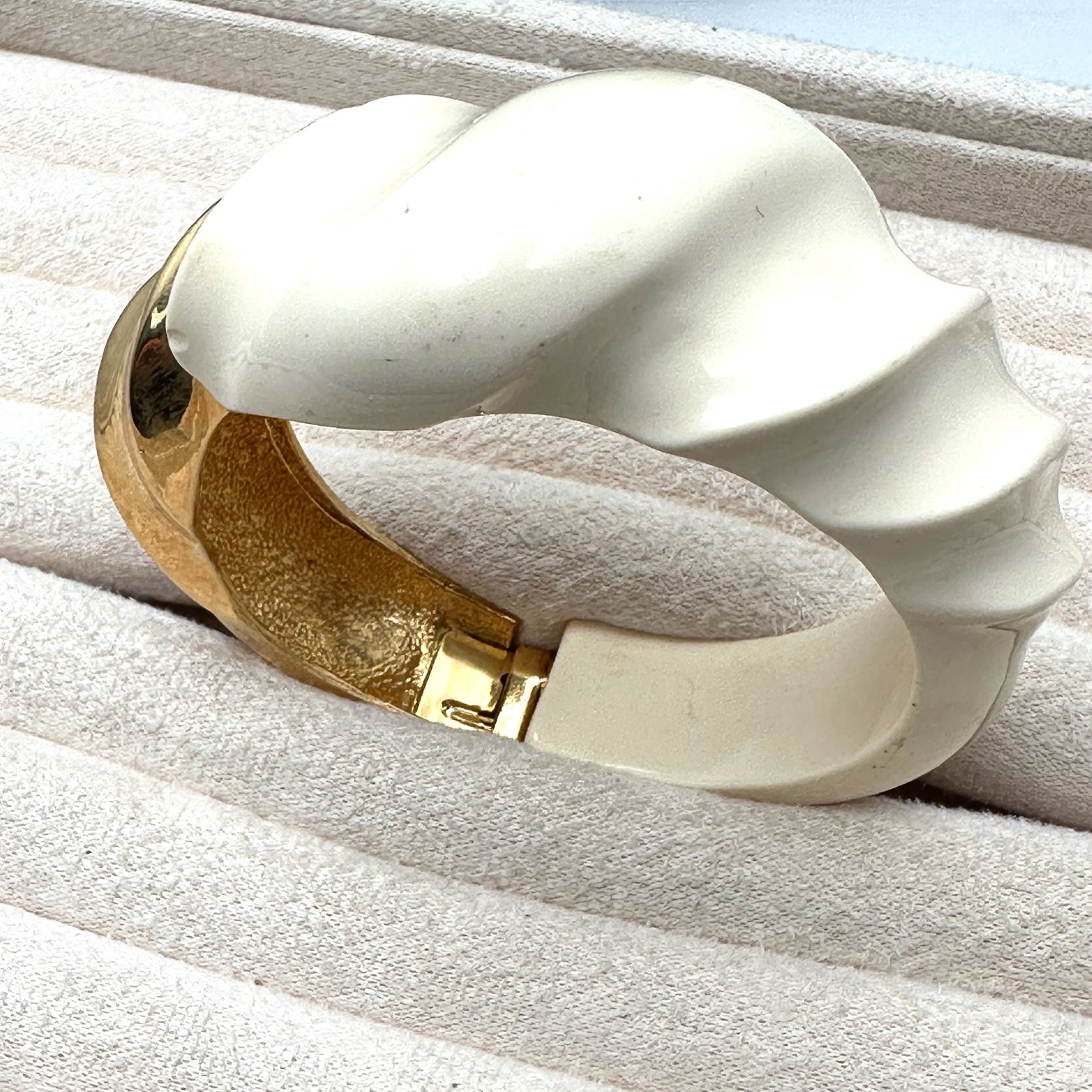 Vintage Creme Lucite and Gold Tone Hinged Bangle Bracelet 7 Inch (1 of 2)