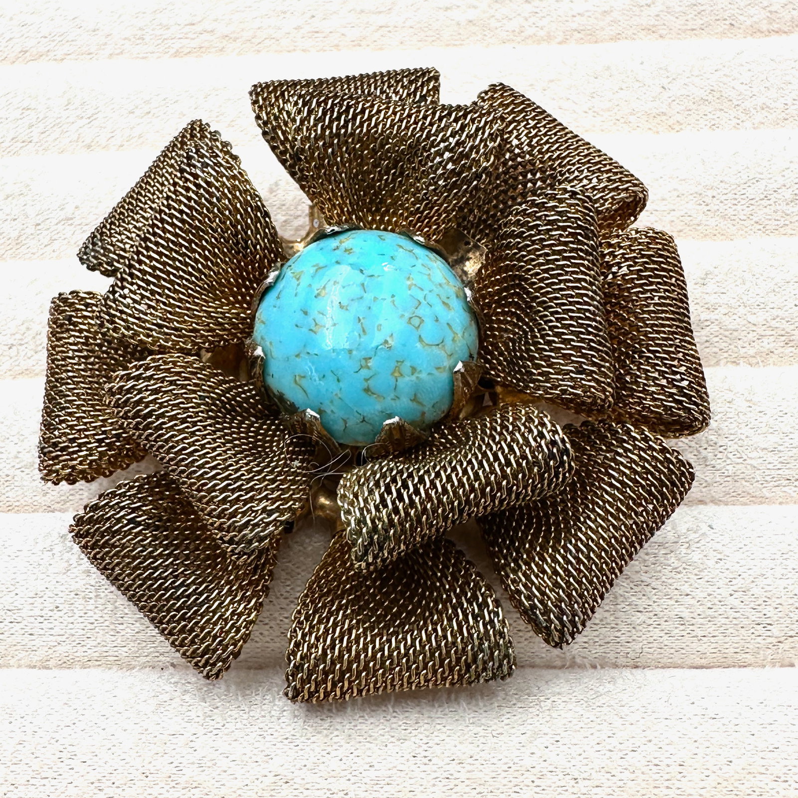 Vintage Blue Peking Glass Gold Tone Mesh Flower Brooch Pin 2.5 Inch: Vintage Blue Peking Glass Gold Tone Mesh Flower Brooch Pin 2.5 Inch