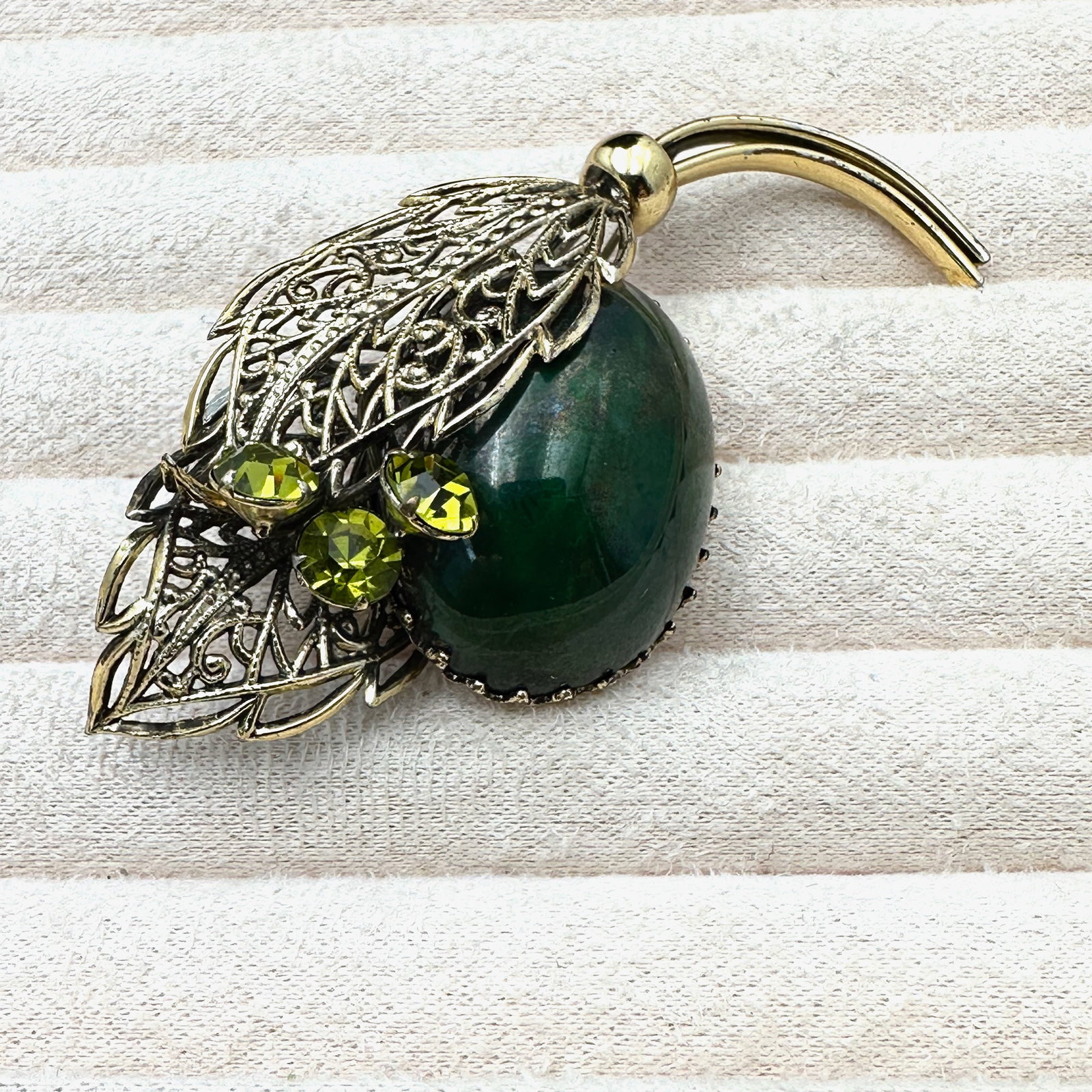 Vintage Green Swirl Glass Cabochon Rhinestone Gold Tone Filigree Brooch Pin 3 Inch: Vintage Green Swirl Glass Cabochon Rhinestone Gold Tone Filigree Brooch Pin 3 Inch