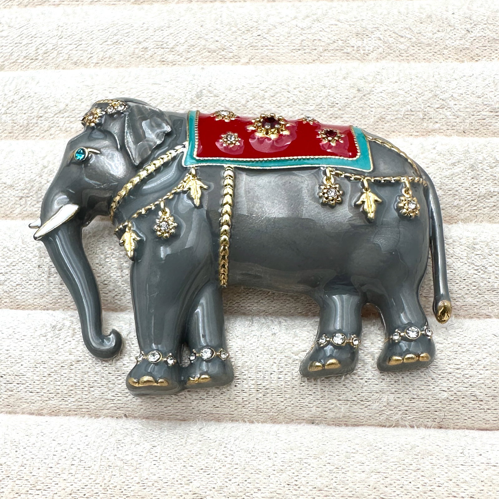 MMA The Met Enamel Rhinestone Silver Tone Elephant Brooch Pin 2.5 Inch: MMA The Met Enamel Rhinestone Silver Tone Elephant Brooch Pin 2.5 Inch