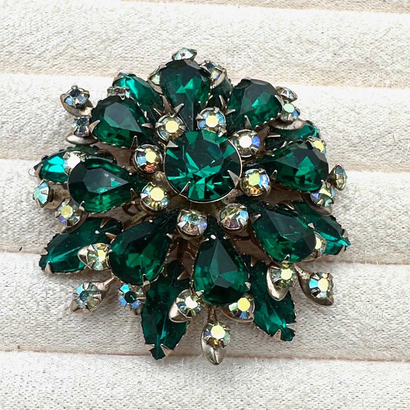 Vintage Green Glass Rhinestone Gold Tone Brooch Pin 2 Inch: Vintage Green Glass Rhinestone Gold Tone Brooch Pin 2 Inch