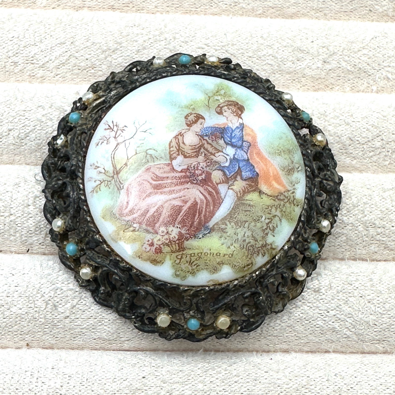 Vintage Courting Couple Silver Tone Brooch Pin Pendant (1 of 2)