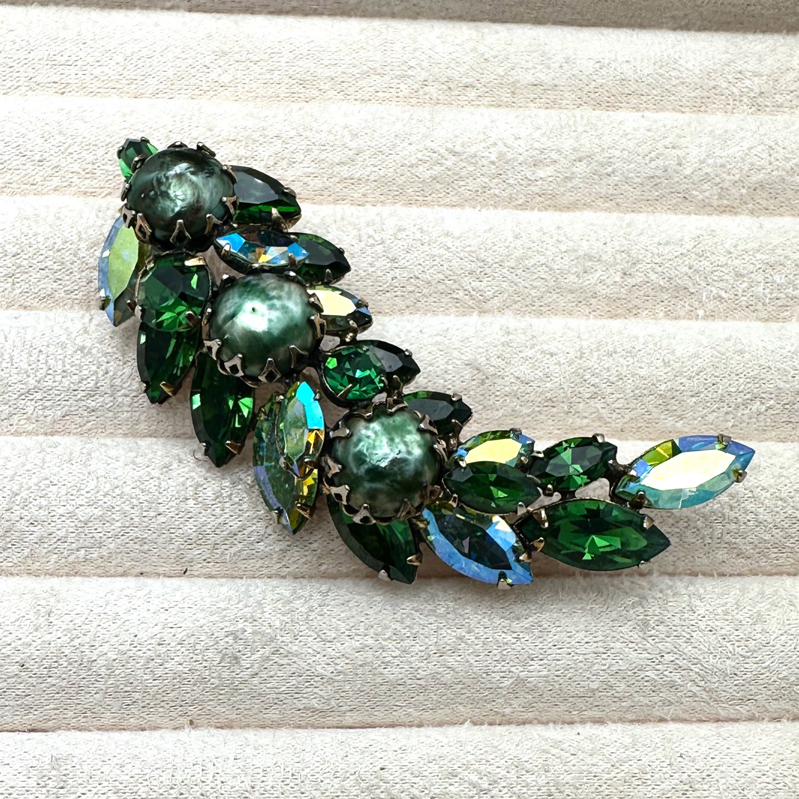Vintage Regency Green Glass Rhinestone Baroque Pearl Antiqued Gold Tone Brooch Pin 3 Inch (1 of 2)