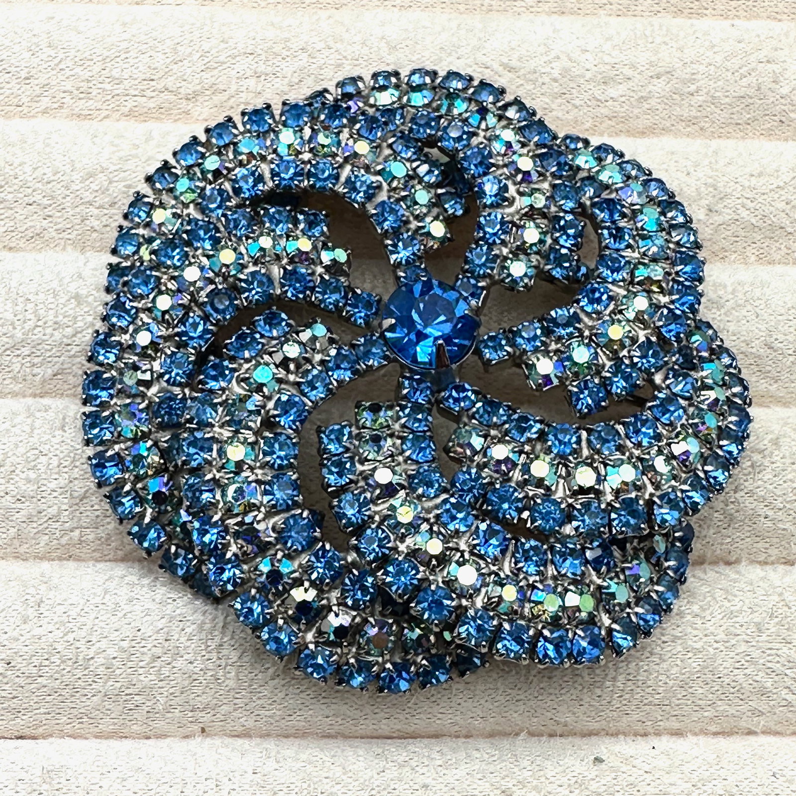 Stunning Vintage Blue Aurora Borealis Glass Rhinestone Silver Tone Brooch Pin 2.5 Inch: Stunning Vintage Blue Aurora Borealis Glass Rhinestone Silver Tone Brooch Pin 2.5 Inch