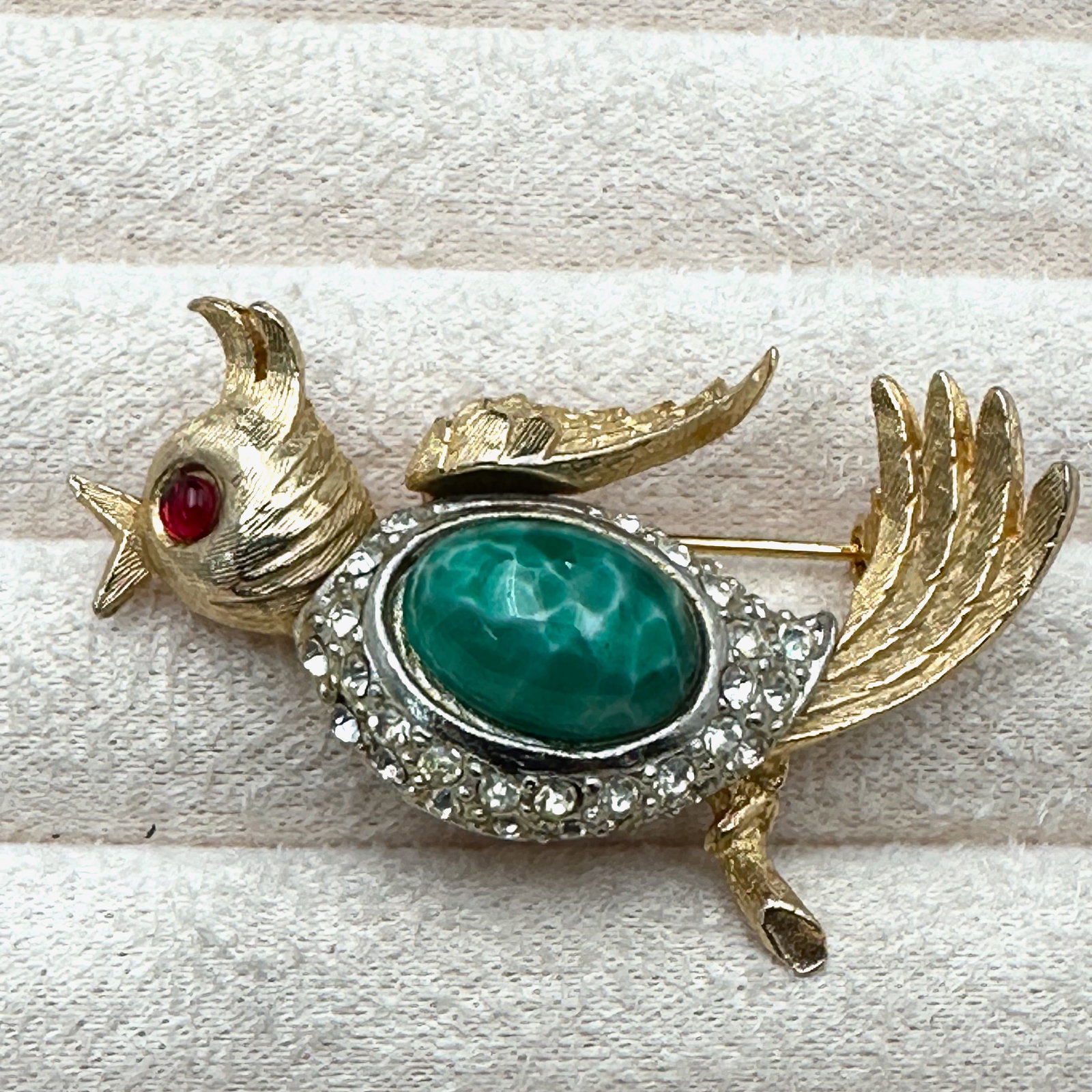 Vintage Green Peking Glass Clear Rhinestones Gold Tone Figural Bird Brooch Pin 2 Inch: Vintage Green Peking Glass Clear Rhinestones Gold Tone Figural Bird Brooch Pin 2 Inch