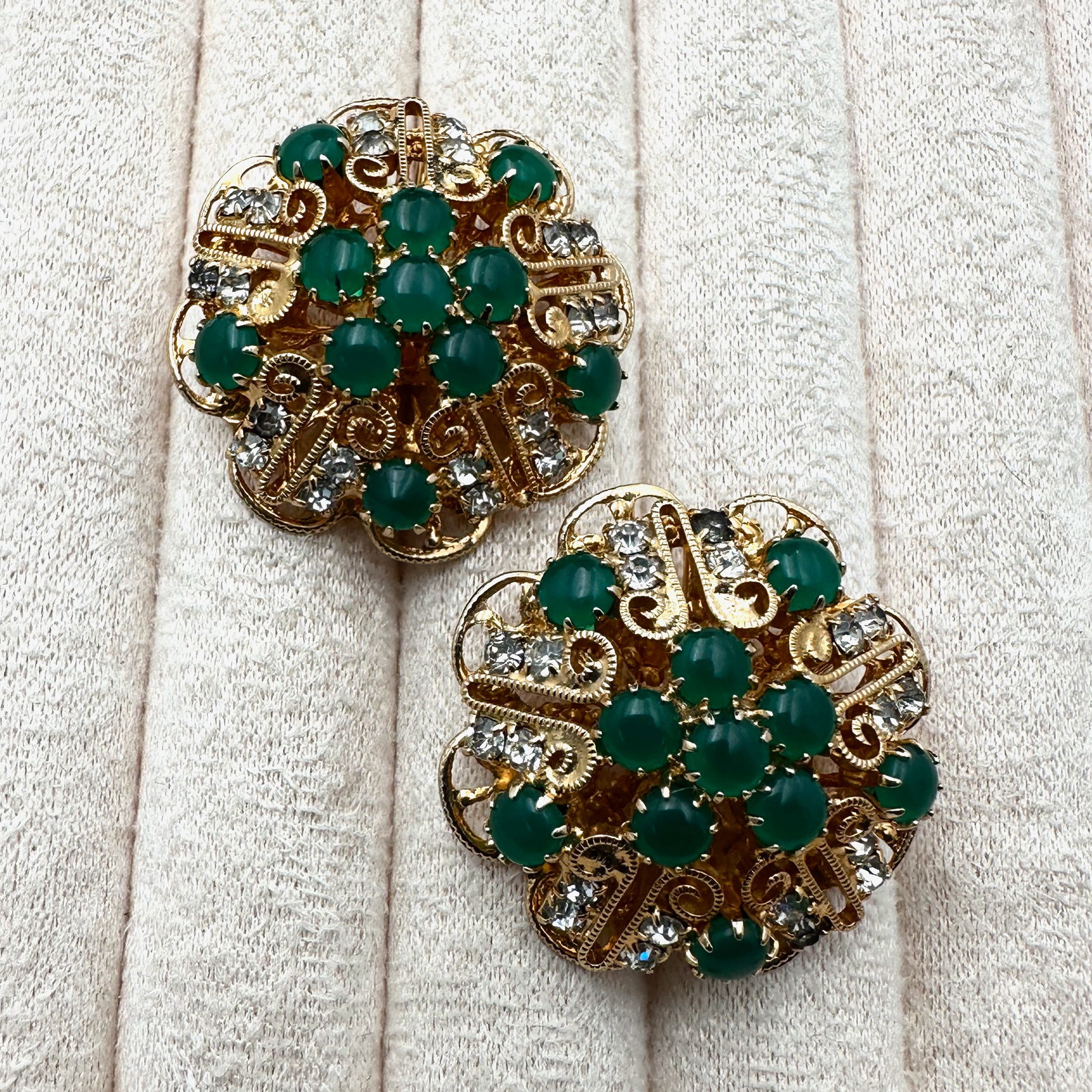 Vintage Carnegie Green and Clear Glass Rhinestone Gold Tone Clip Earrings 1.25 Inch: Vintage Carnegie Green and Clear Glass Rhinestone Gold Tone Clip Earrings 1.25 Inch