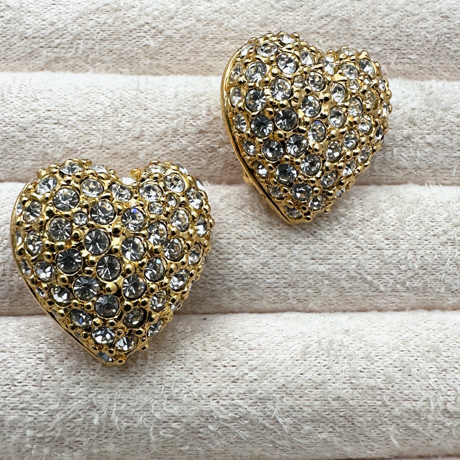 Vintage Joan Rivers Clear Glass Rhinestone Gold Tone Heart Clip Earrings 1 Inch (1 of 2)