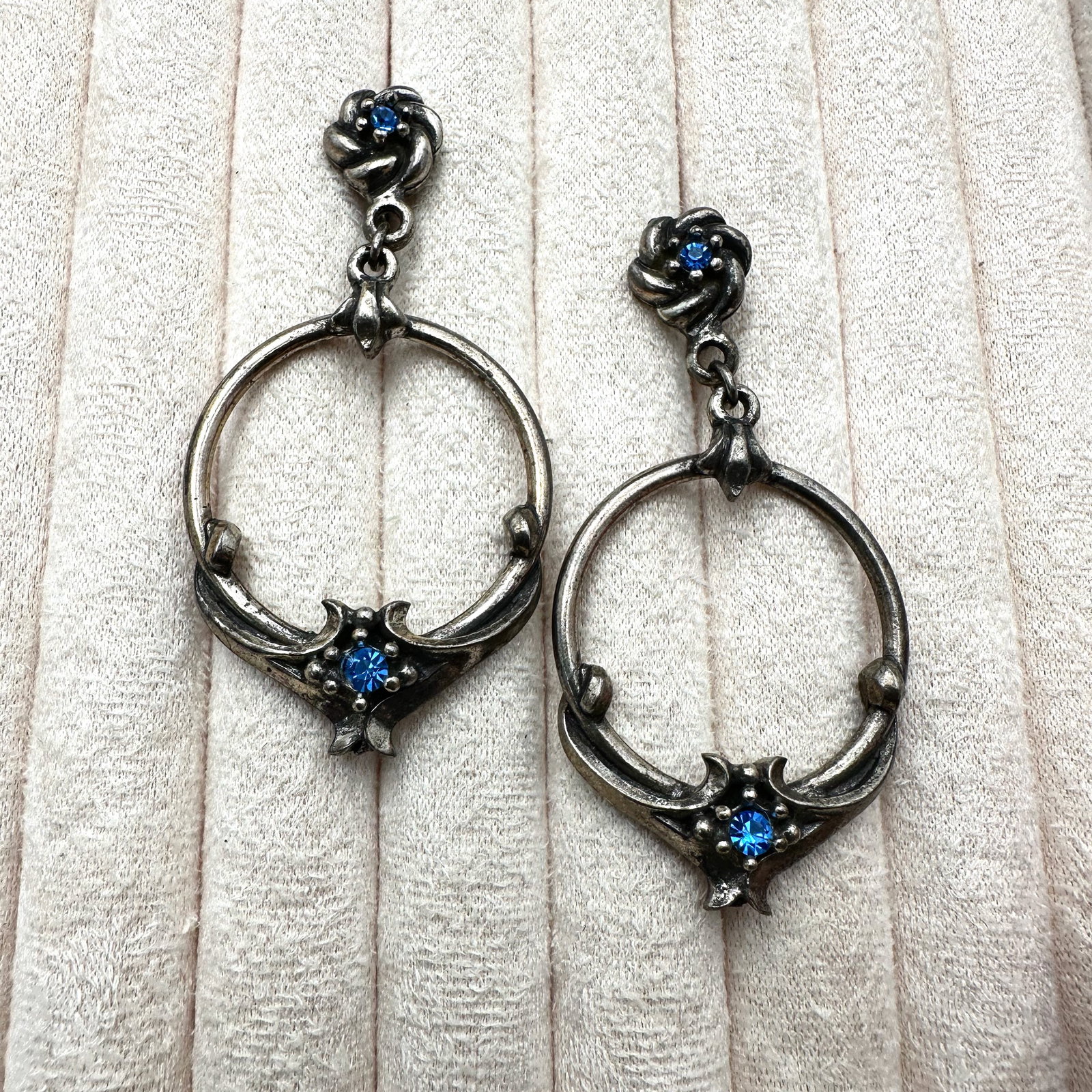 Vintage Silver Pot Metal Blue Rhinestone Chandelier Screw Back Earrings 2.5 Inch (1 of 2)