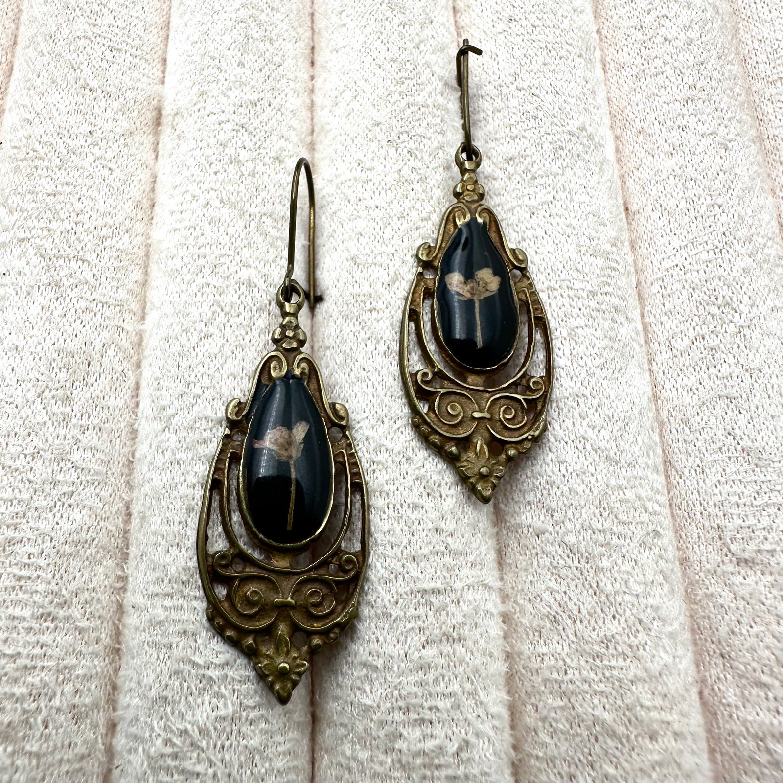 Vintage Antiqued Gold Tone Wire Pierced Earrings 1.75 Inch: Vintage Antiqued Gold Tone Wire Pierced Earrings 1.75 Inch