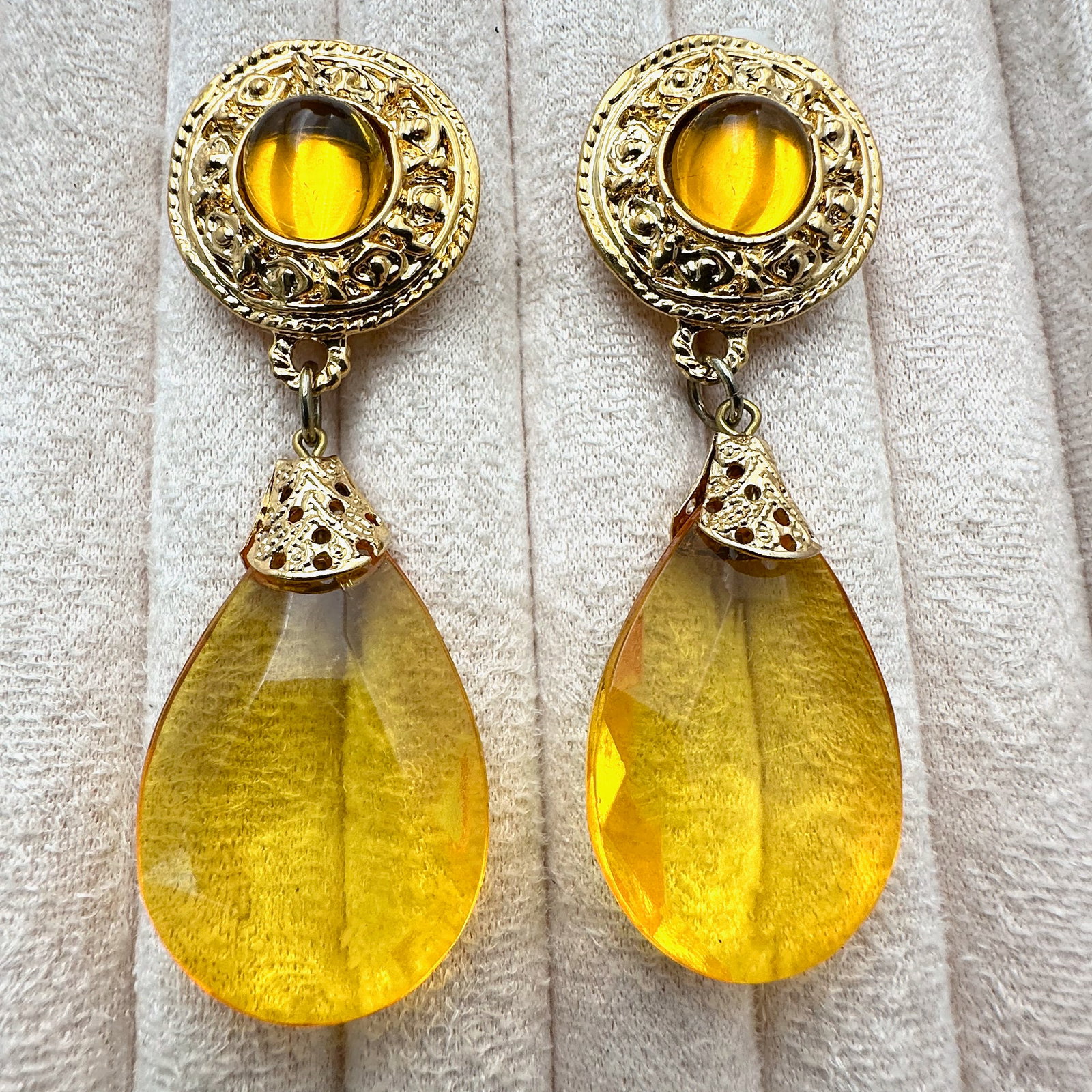 Vintage Amber Lucite Gold Tone Clip Earrings Chandelier 3 Inch: Vintage Amber Lucite Gold Tone Clip Earrings Chandelier 3 Inch