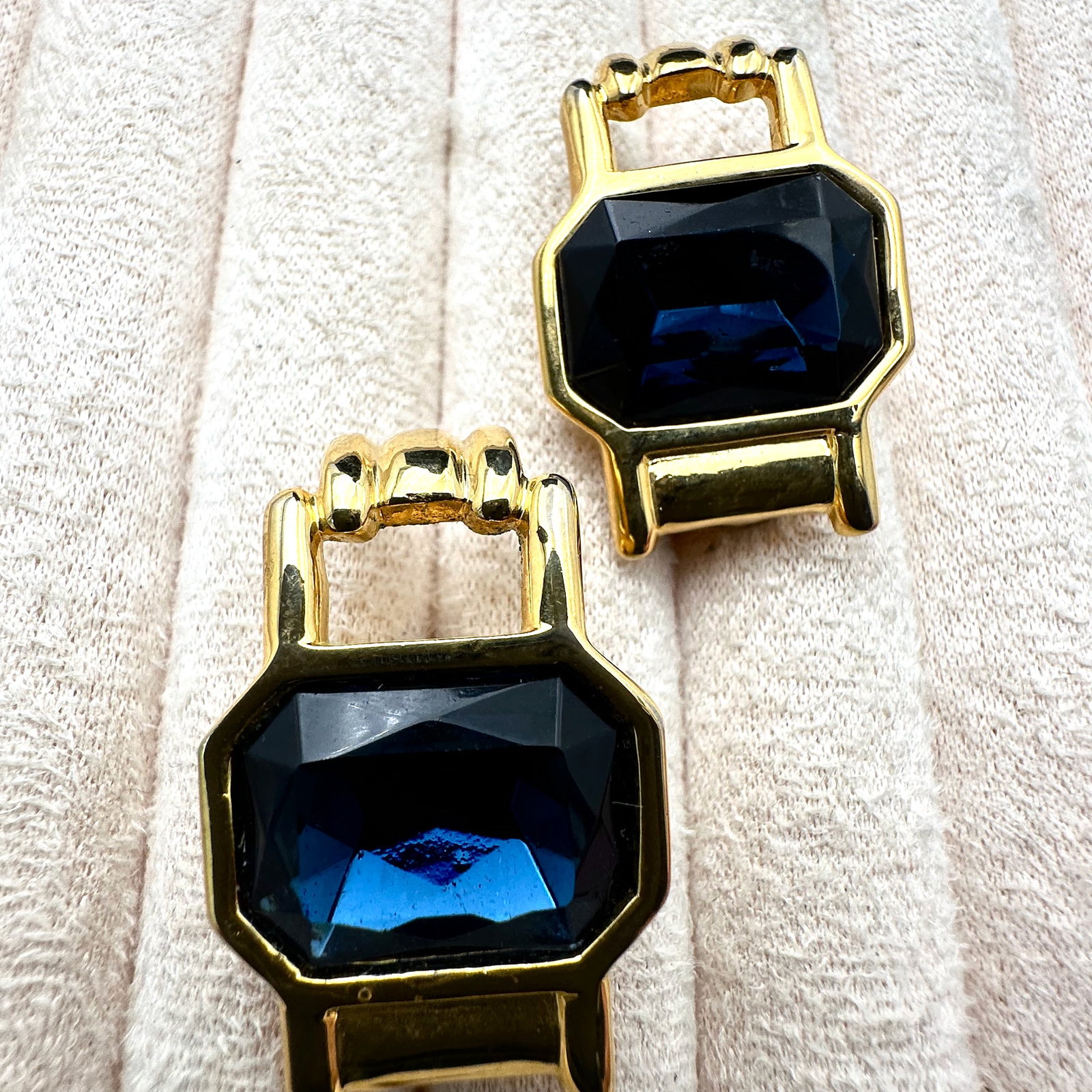 Vintage Blue Glass Stone Gold Tone Clip Earrings 1.5 Inch: Vintage Blue Glass Stone Gold Tone Clip Earrings 1.5 Inch
