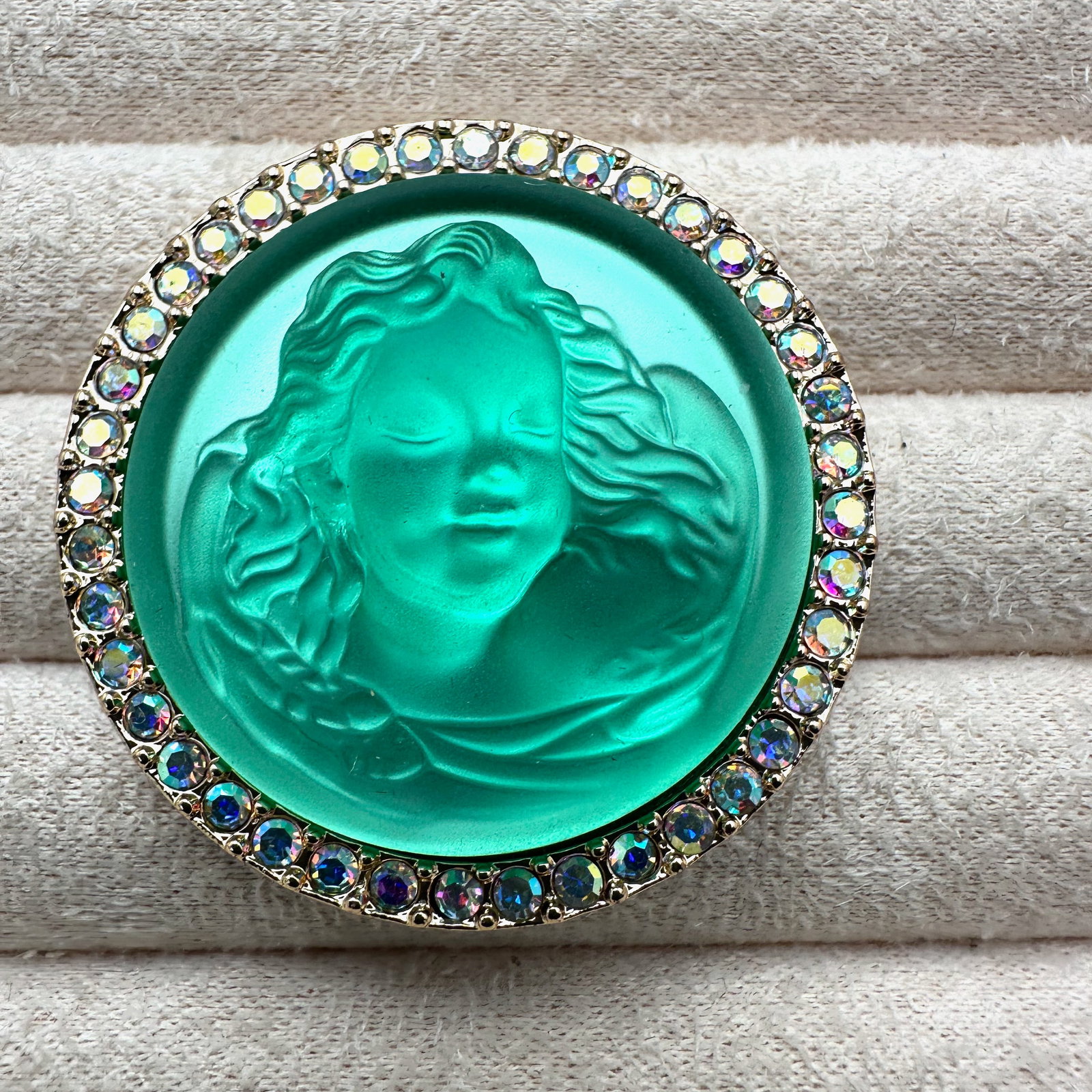 Kirks Folly Green Crystal Cherub Angel Design Gold Tone Brooch Pin 1.5 Inch (1 of 2)