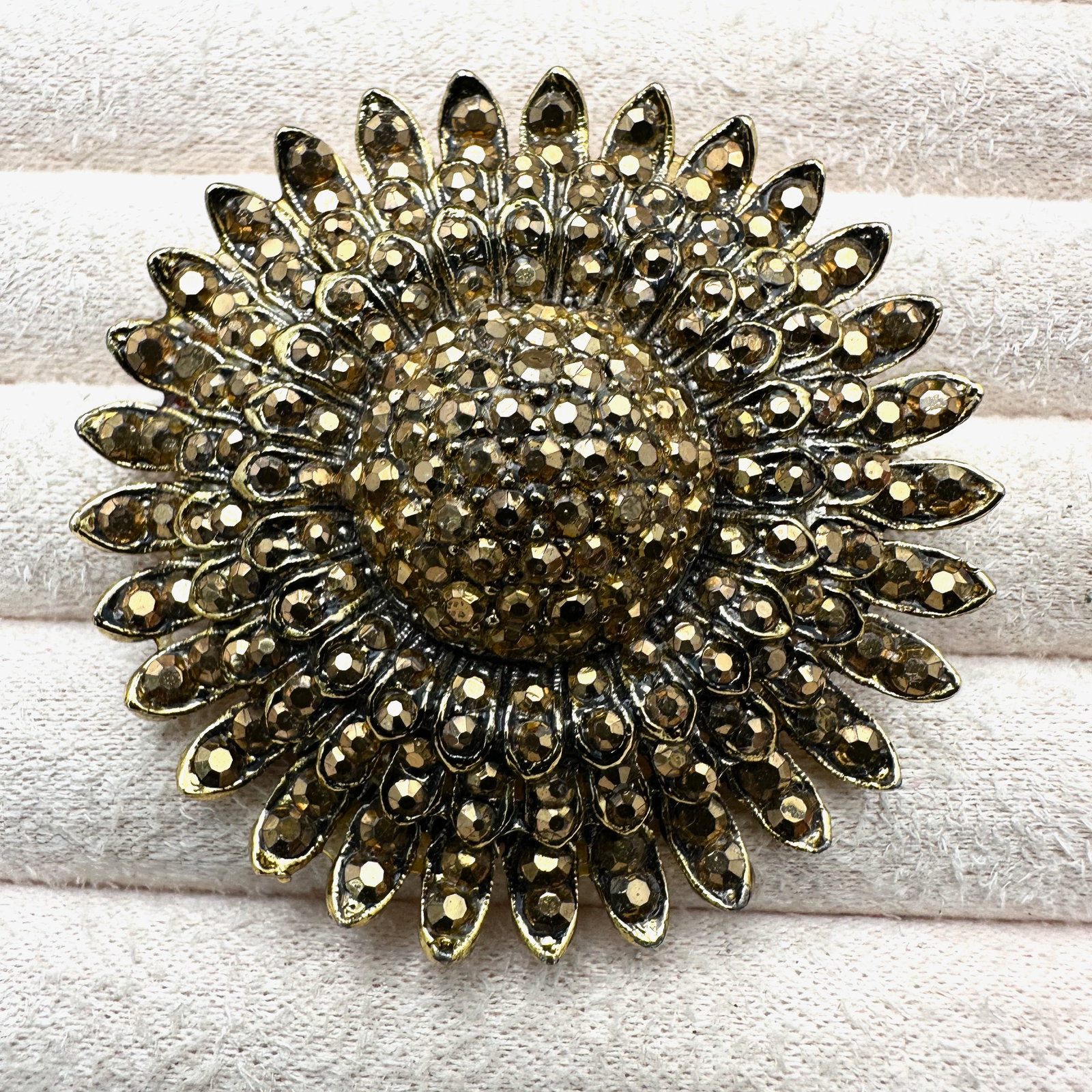 Vintage Gold Rhinestone Gold Tone Flower Brooch Pin 2.25 Inch: Vintage Gold Rhinestone Gold Tone Flower Brooch Pin 2.25 Inch