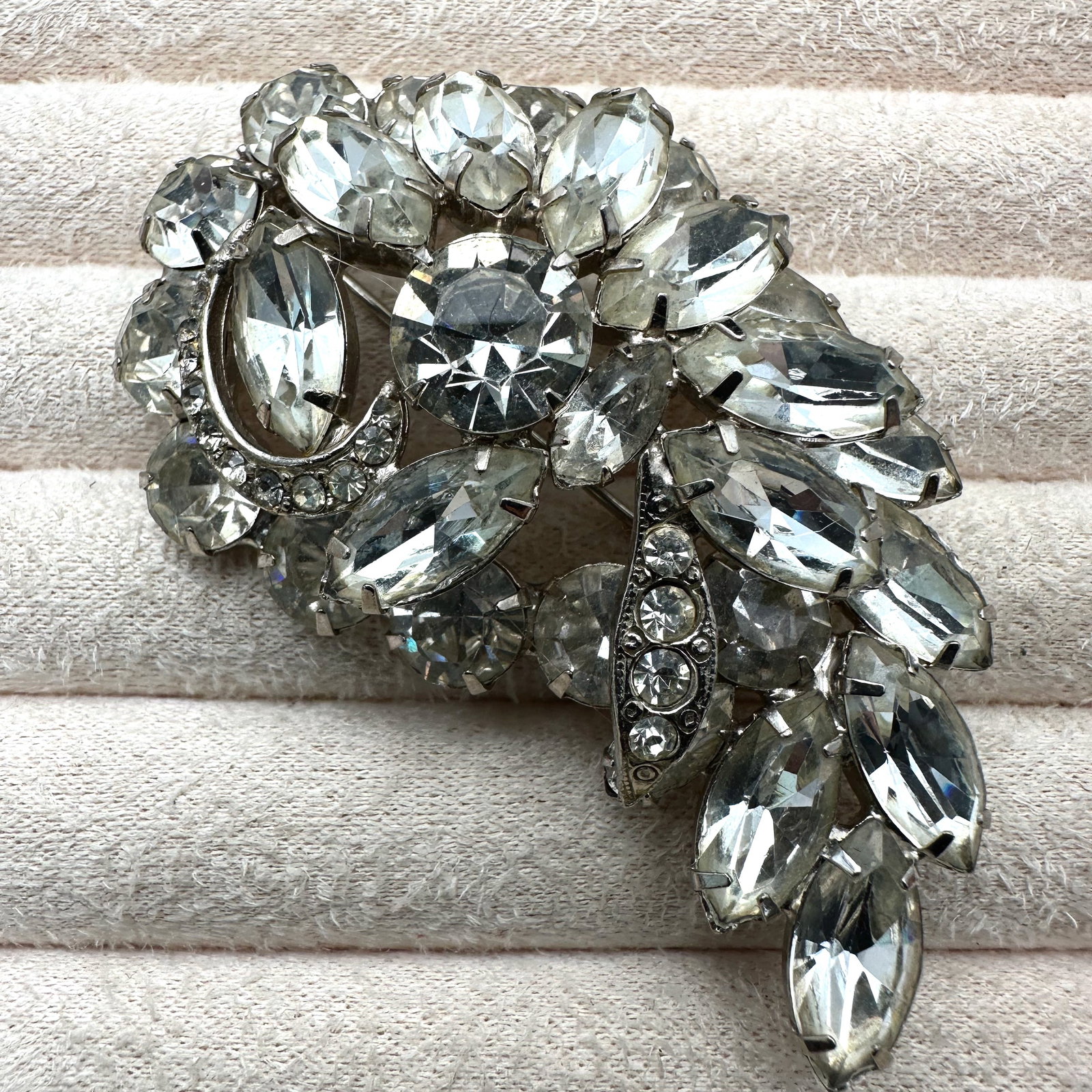 Vintage High End Unsigned Clear Glass Rhinestone Silver Tone Brooch Pin 2.5 Inch: Vintage High End Unsigned Clear Glass Rhinestone Silver Tone Brooch Pin 2.5 Inch