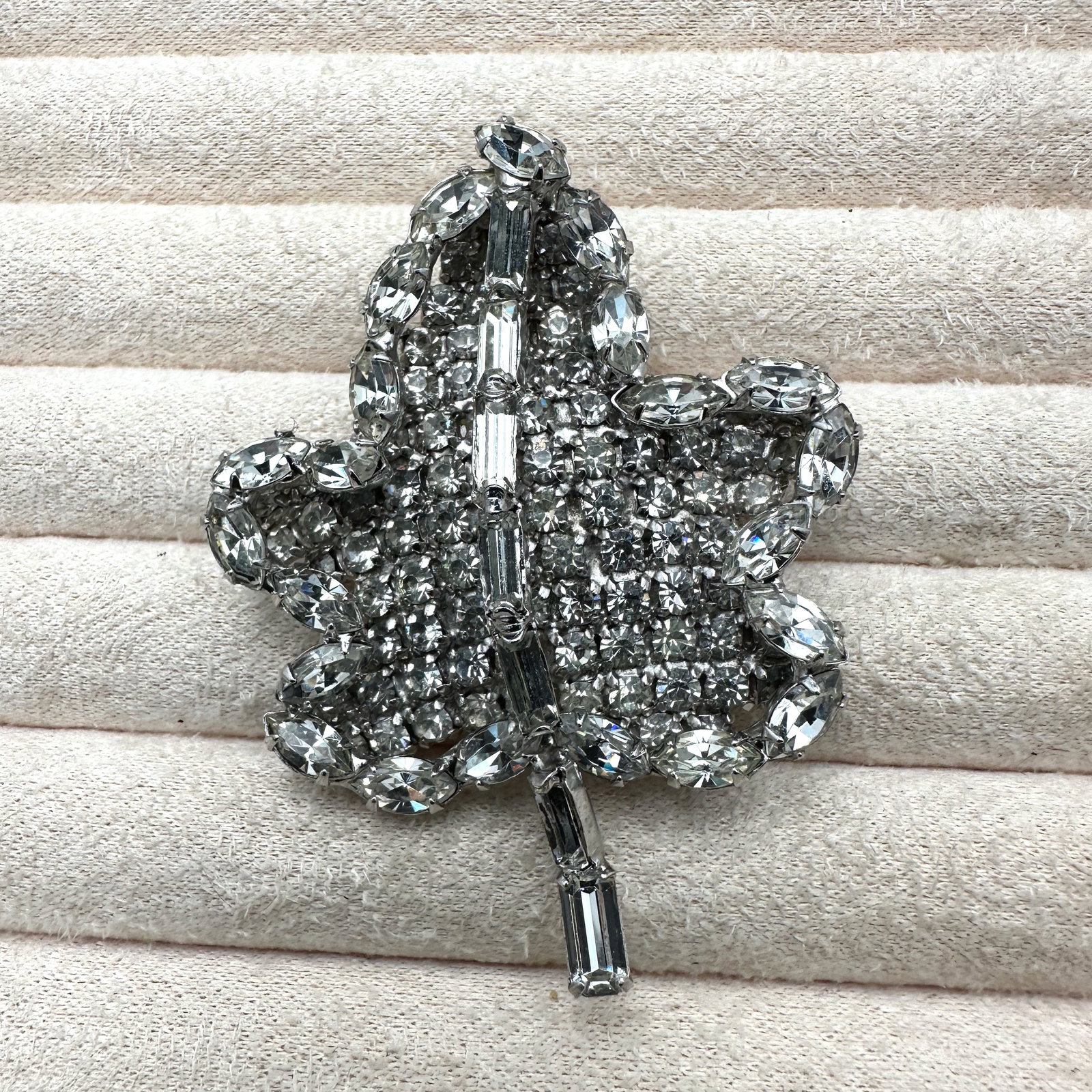 Vintage Clear Glass Rhinestone Silver Tone Leaf Brooch Pin 2.5 Inch: Vintage Clear Glass Rhinestone Silver Tone Leaf Brooch Pin 2.5 Inch