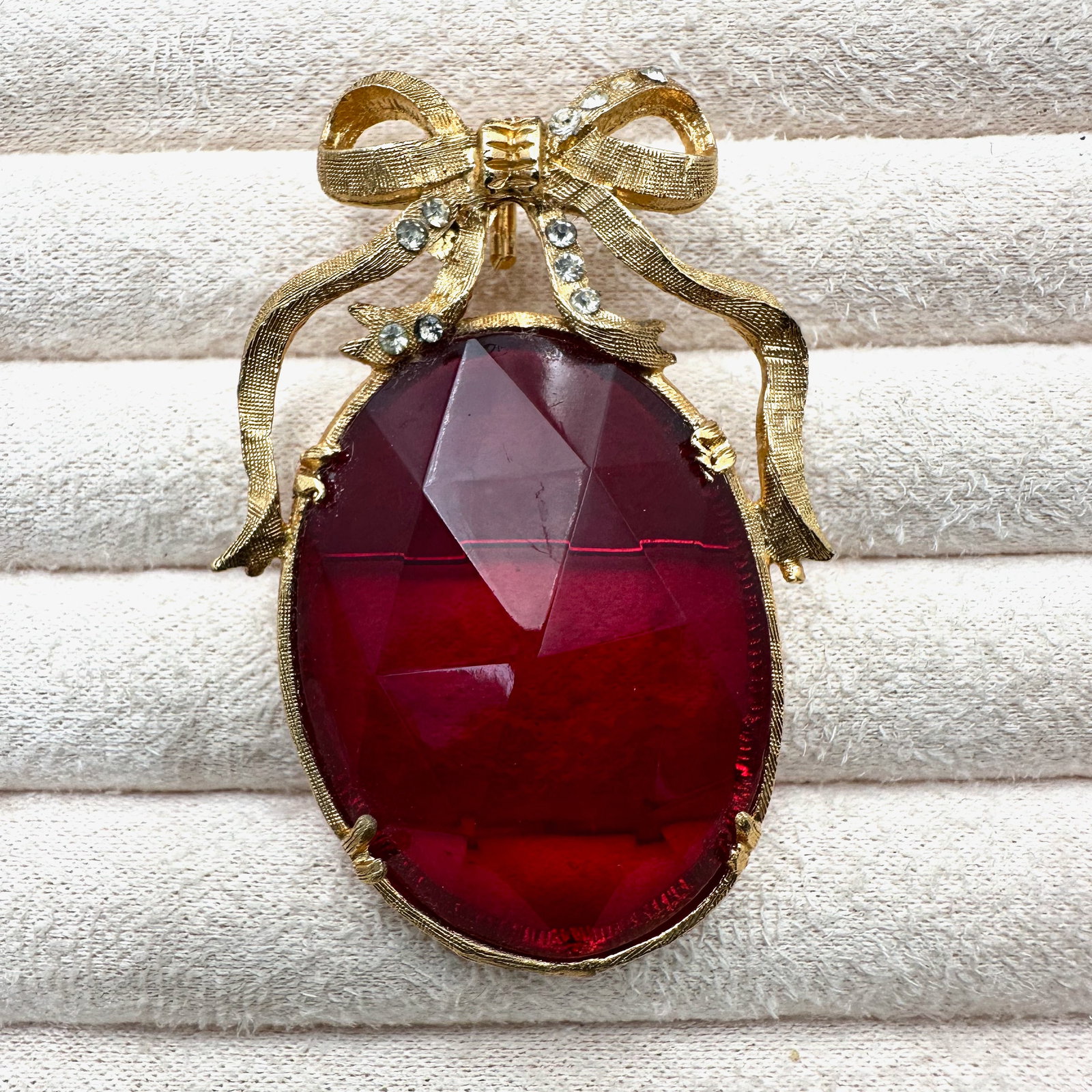 Vintage Red Glass Cabochon Gold Tone Bow Design Brooch Pin Pendant 2.5 Inch (1 of 2)