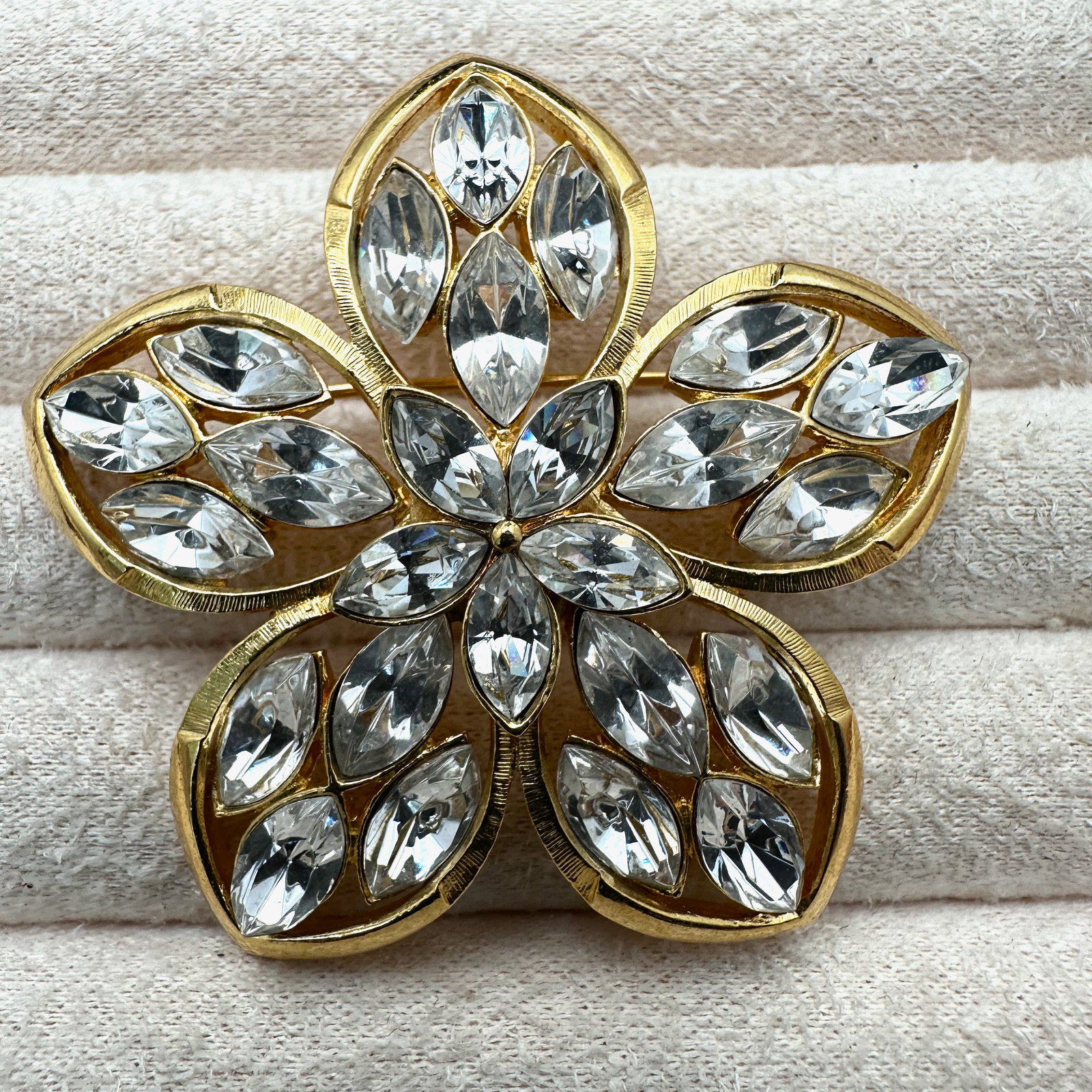 Vintage Clear Glass Rhinestone Gold Tone Flower Brooch Pin 2.25 Inch: Vintage Clear Glass Rhinestone Gold Tone Flower Brooch Pin 2.25 Inch