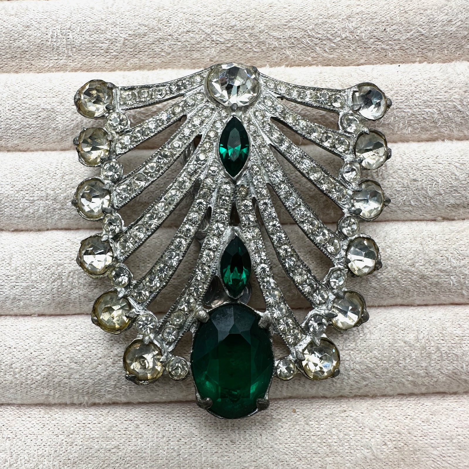 Antique Emerald Green and Clear Glass Rhinestone Silver Pot Metal Fur Dress Clip 2.5 Inch (1 of 2)