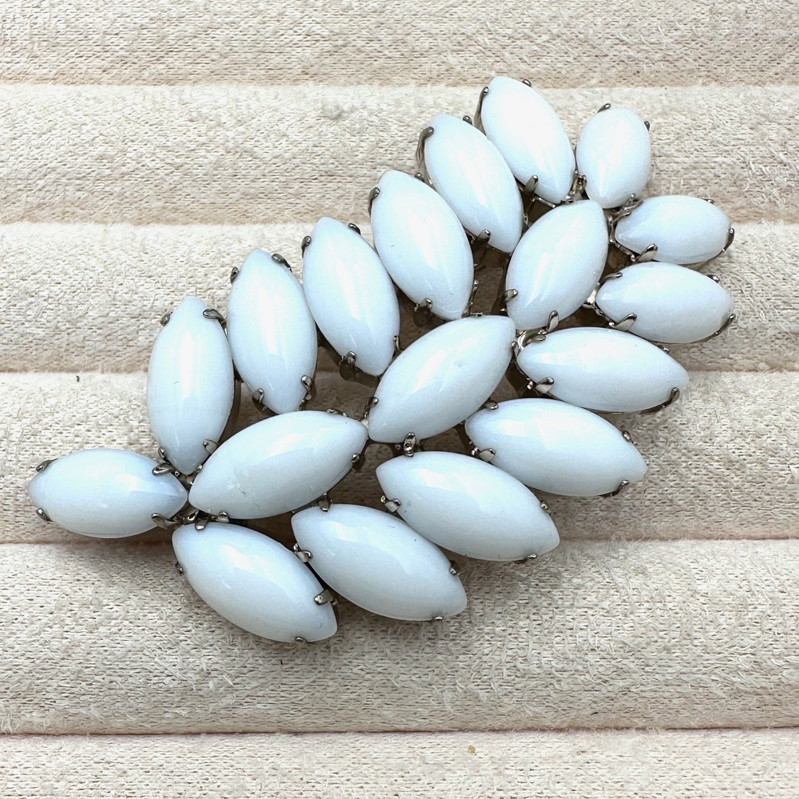 Vintage White Milk Glass Rhinestone Gold Tone Brooch Pin 2.75 Inch: Vintage White Milk Glass Rhinestone Gold Tone Brooch Pin 2.75 Inch