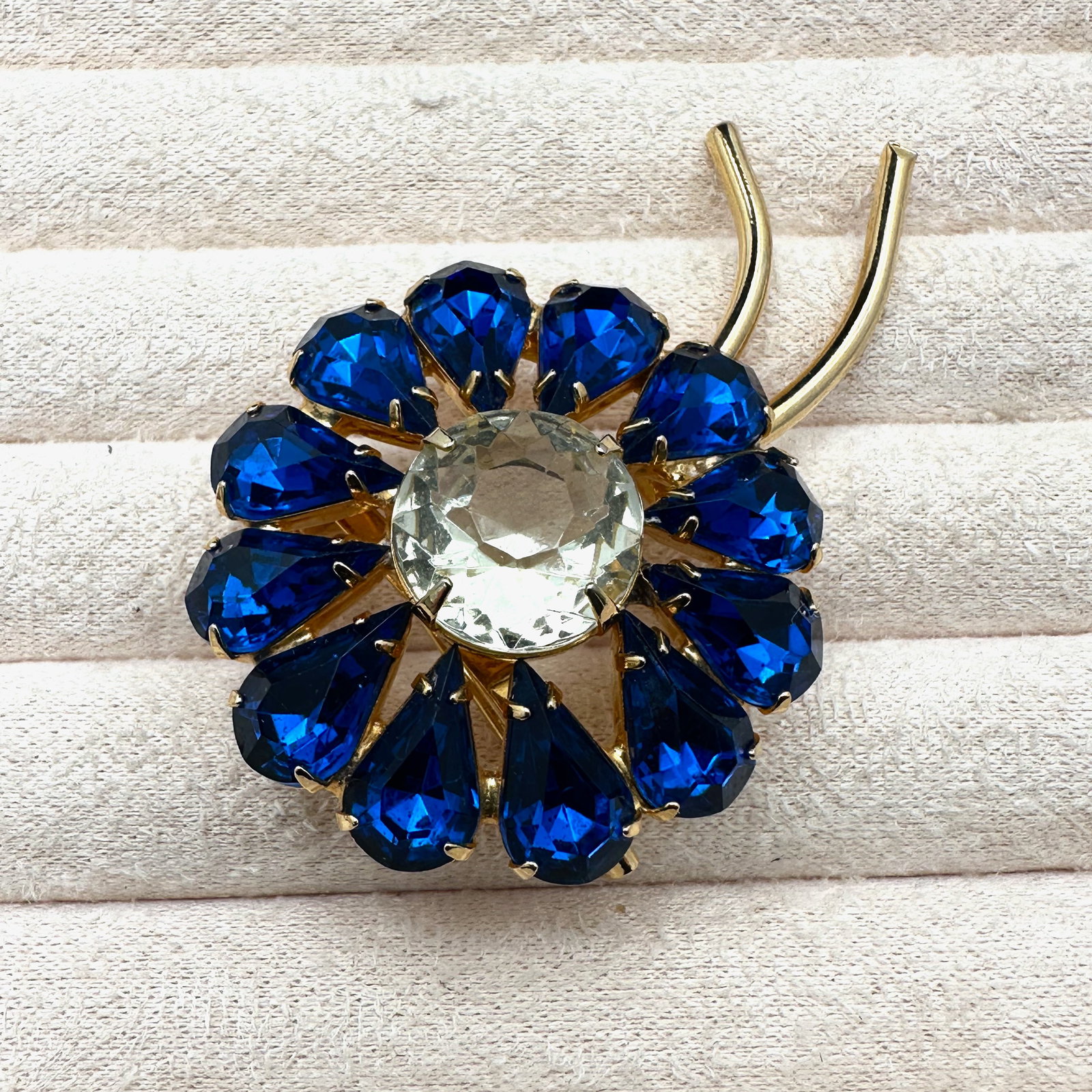 Vintage Blue and Clear Glass Rhinestone Gold Tone Flower Brooch Pin 2.5 Inch: Vintage Blue and Clear Glass Rhinestone Gold Tone Flower Brooch Pin 2.5 Inch