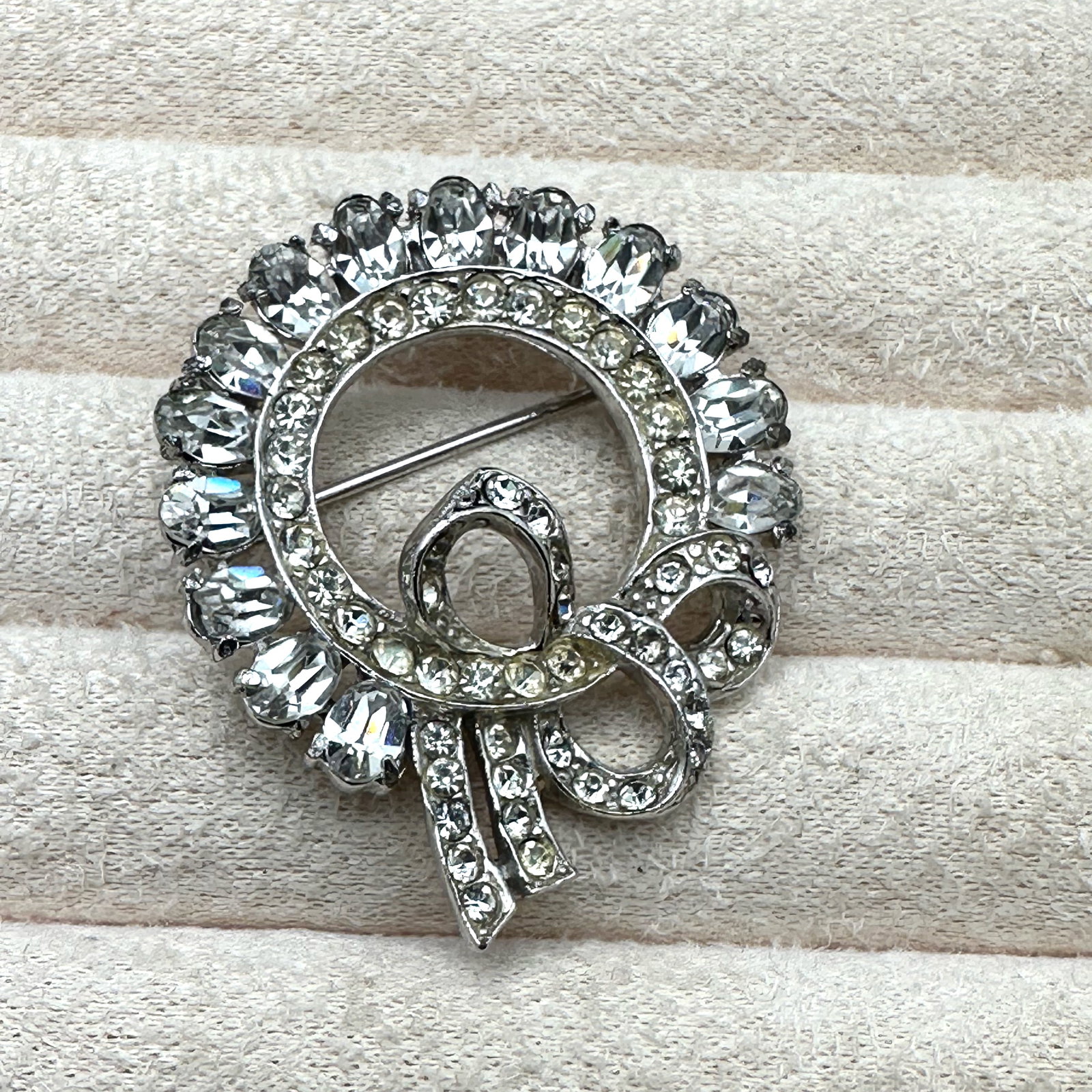 Vintage Kramer of New York Clear Rhinestone Silver Tone Brooch Pin 1.5 Inch: Vintage Kramer of New York Clear Rhinestone Silver Tone Brooch Pin 1.5 Inch