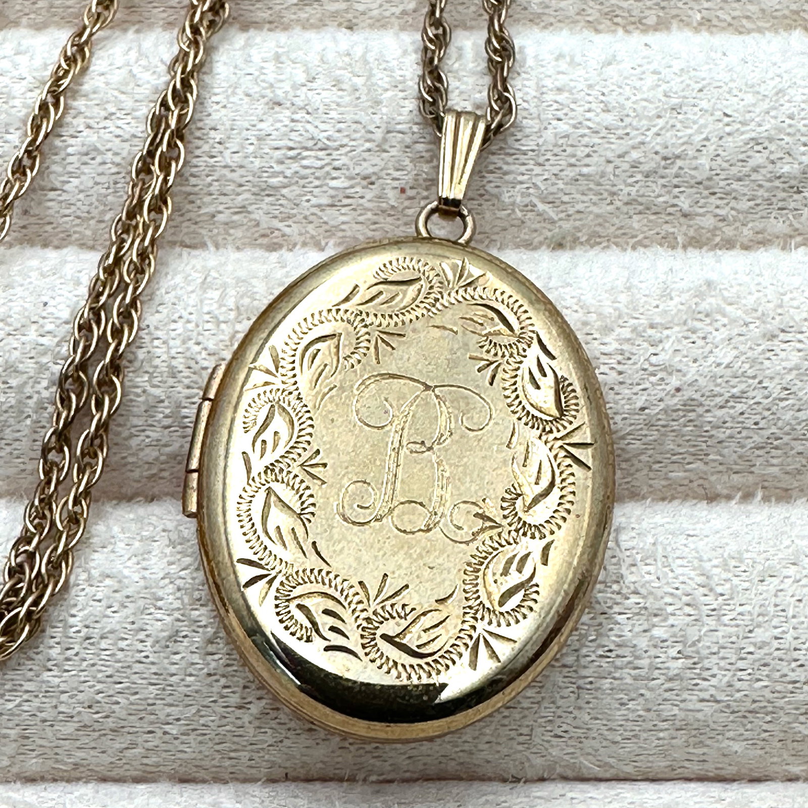 Vintage Gold Filled Picture Locket Pendant Necklace 18 Inch Chain (1 of 2)
