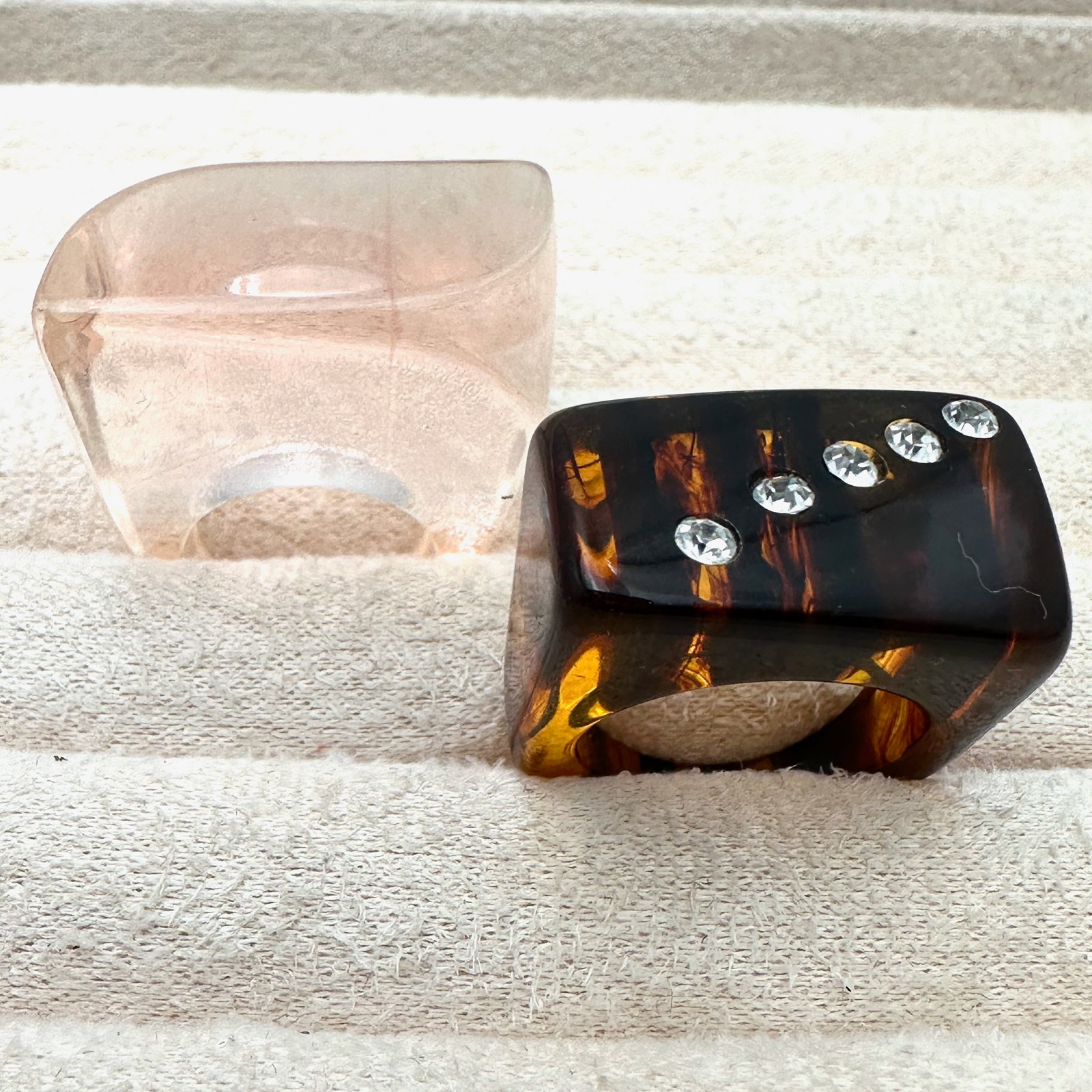 Vintage Group Lot of Two Lucite Rings Pink Size 5 Tortoise Size 7 (1 of 2)