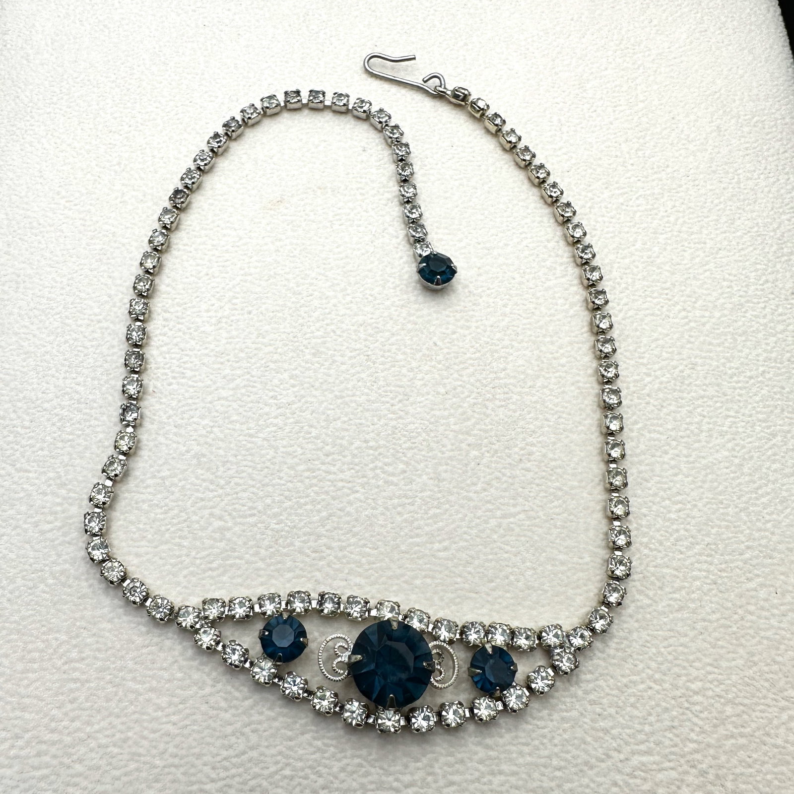 Vintage Blue and Clear Glass Rhinestone Silver Tone Necklace 15 Inch: Vintage Blue and Clear Glass Rhinestone Silver Tone Necklace 15 Inch