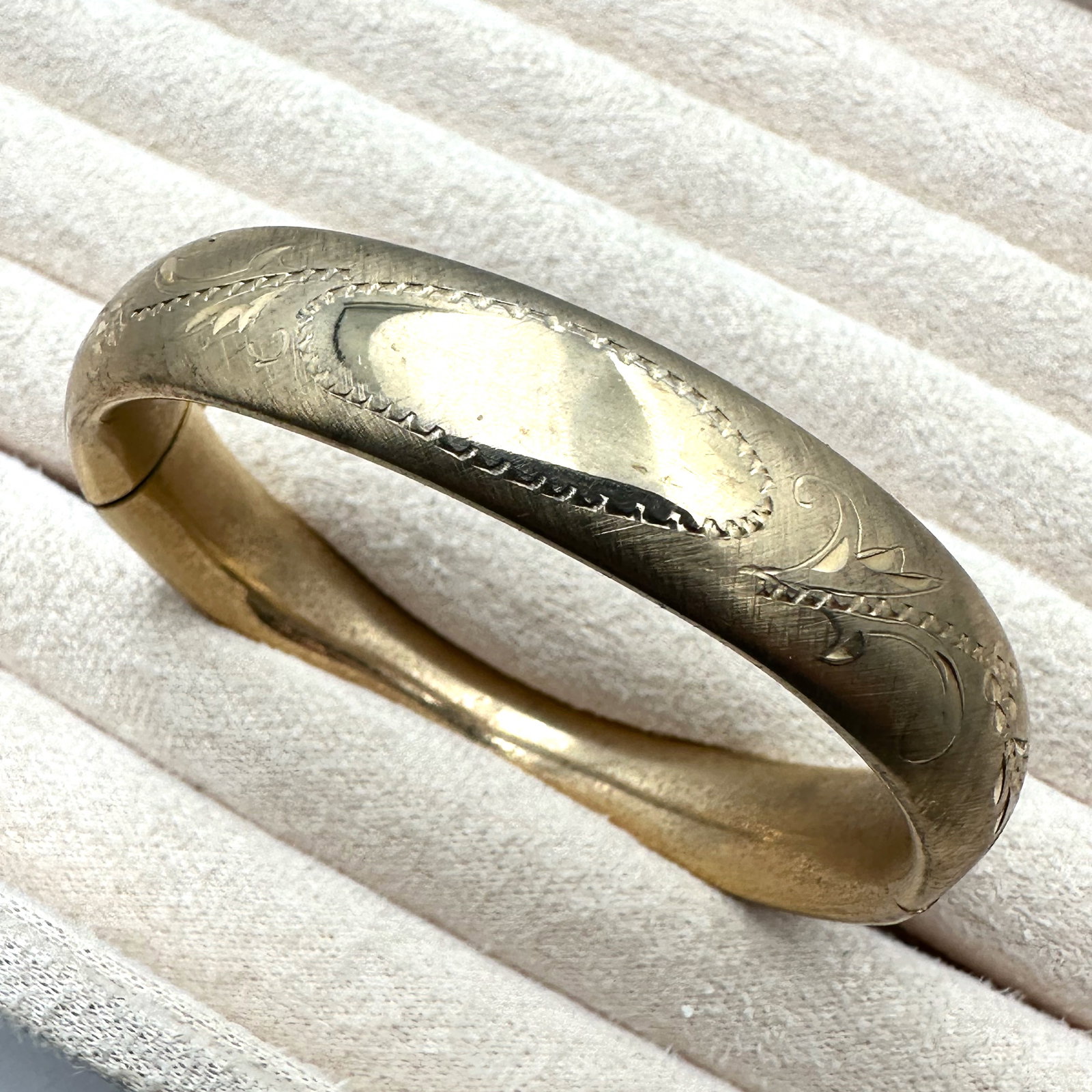 Antique Gold Filled Hinged Bangle Bracelet 7 Inch Engravable Oval On Top: Antique Gold Filled Hinged Bangle Bracelet 7 Inch Engravable Oval On Top