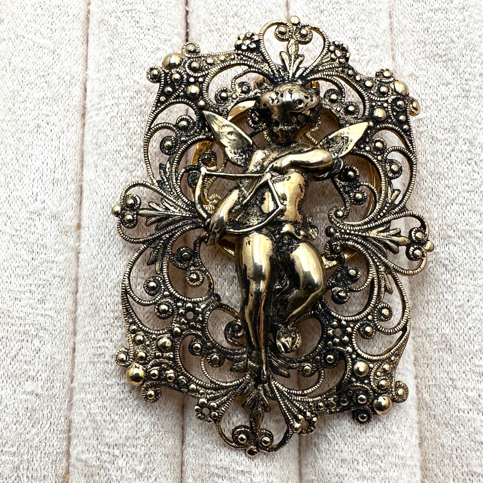 Vintage Gold Tone Filigree Angel Cherub Dress Clip Made in Holland 2.5 Inch: Vintage Gold Tone Filigree Angel Cherub Dress Clip Made in Holland 2.5 Inch