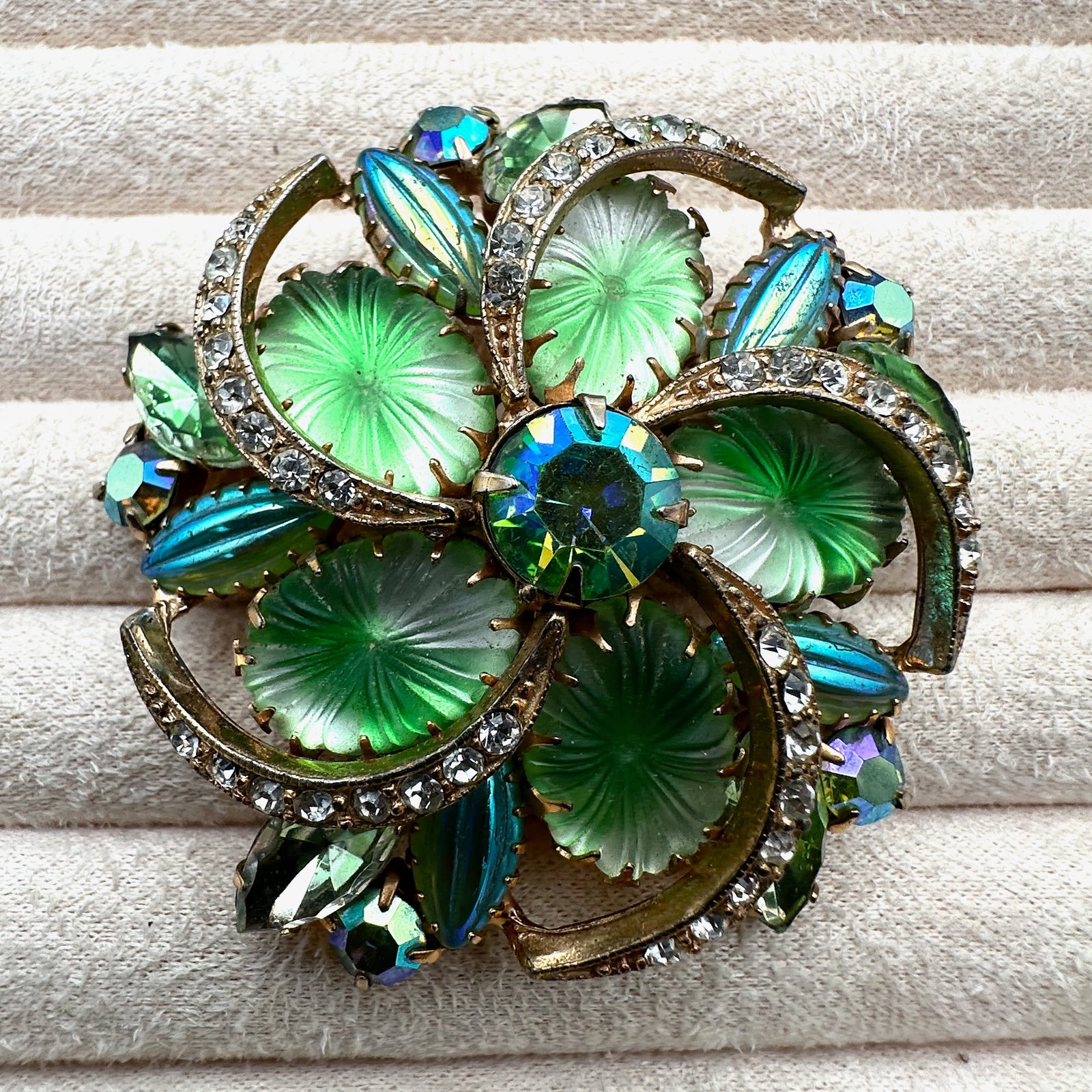 Vintage Juliana Pillow Molded Green Glass Gold Tone Brooch Pin 2.5 Inch: Vintage Juliana Pillow Molded Green Glass Gold Tone Brooch Pin 2.5 Inch