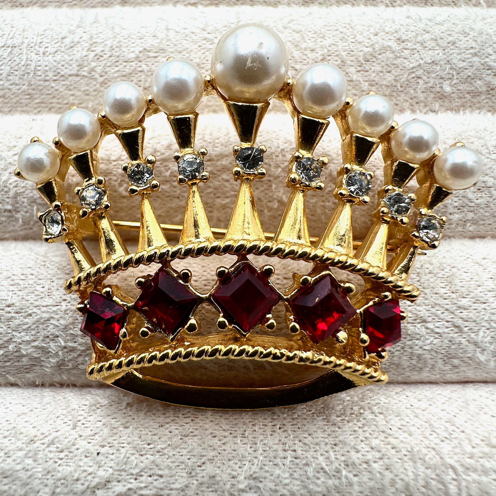 Vintage Red and Clear Rhinestone Faux Pearl Gold Tone Crown Brooch Pin 1.75 Inch (1 of 2)