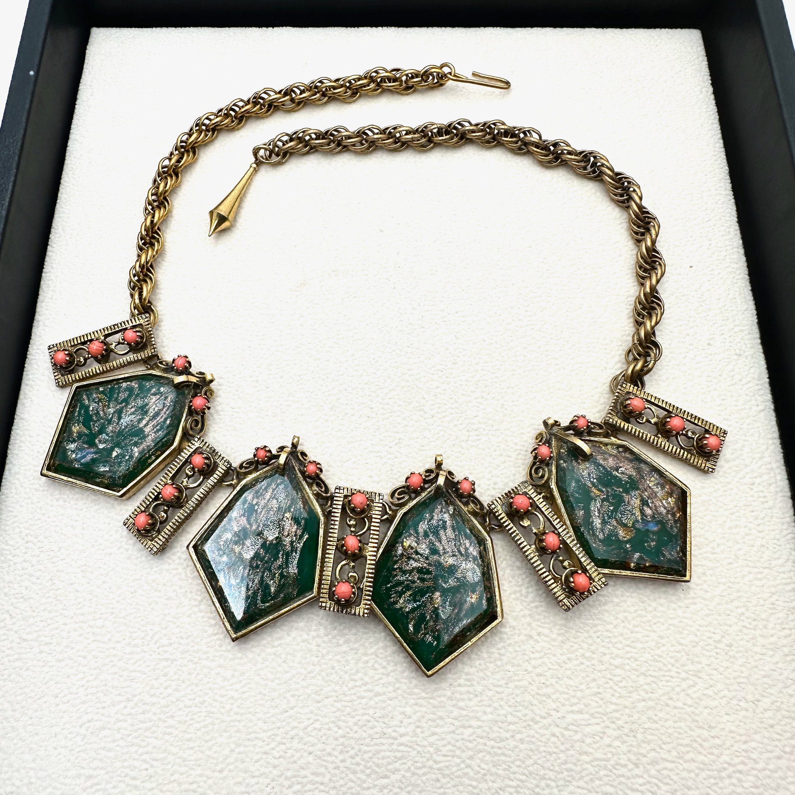 Vintage Unsigned Green Art Glass and Faux Coral Antiqued Gold Tone Necklace 16 Inch: Vintage Unsigned Green Art Glass and Faux Coral Antiqued Gold Tone Necklace 16 Inch