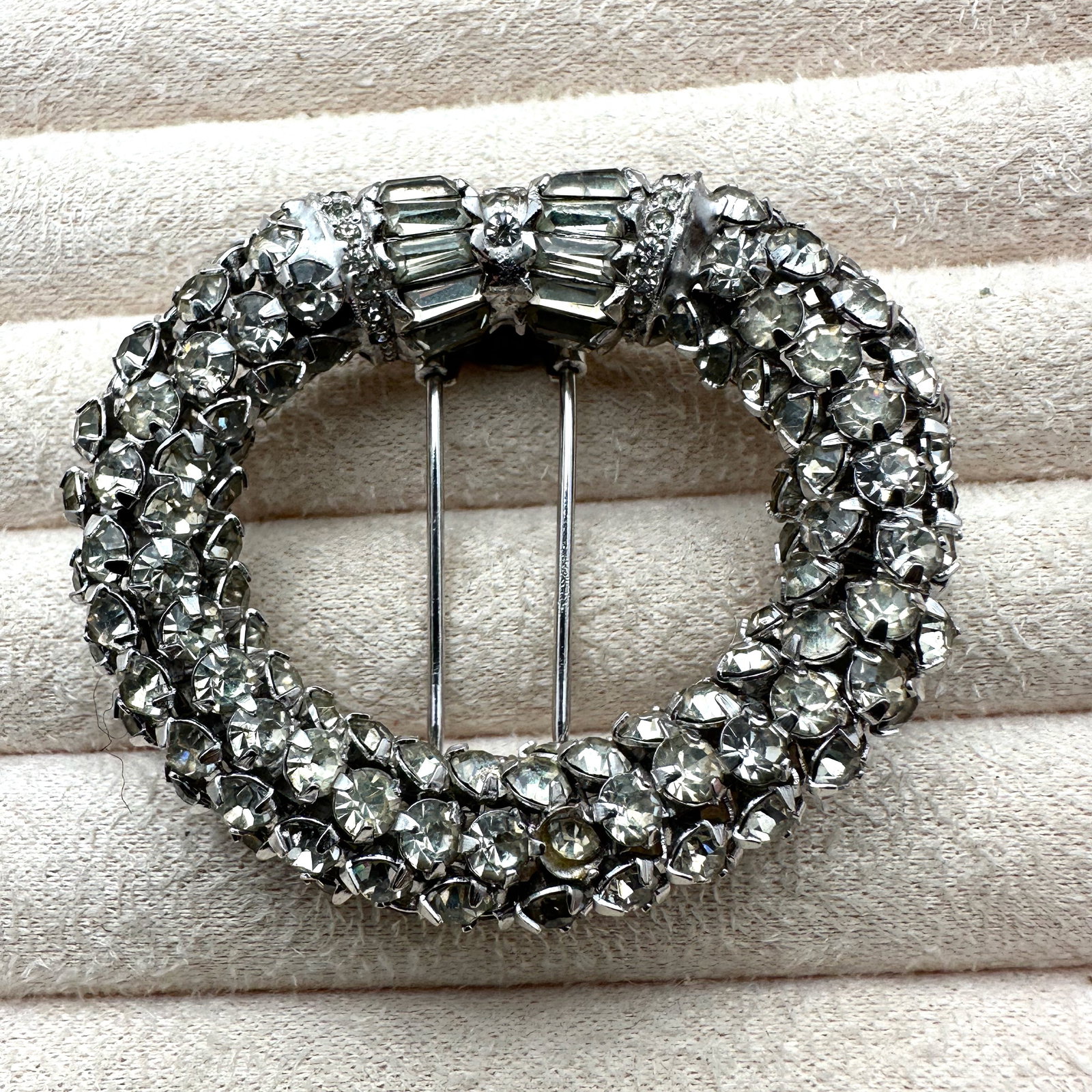 Vintage Kramer New York Clear Glass Rhinestone Silver Tone Fur Clip Unusual & Pristine Condition: Vintage Kramer New York Clear Glass Rhinestone Silver Tone Fur Clip Unusual & Pristine Condition