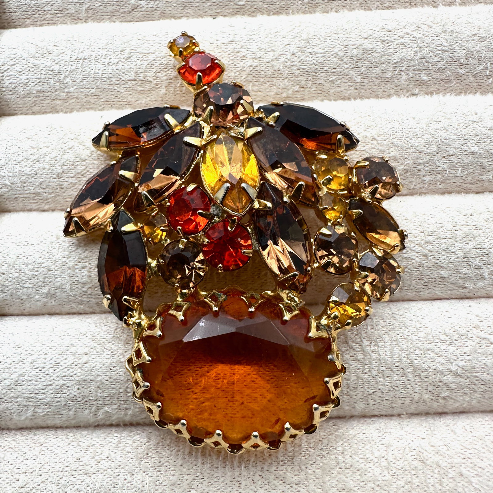 Vintage Juliana? Amber Orange Glass Rhinestone Gold Tone 2.5 Inch Brooch Pin Cupcake Stone Setting: Vintage Juliana? Amber Orange Glass Rhinestone Gold Tone 2.5 Inch Brooch Pin Cupcake Stone Setting